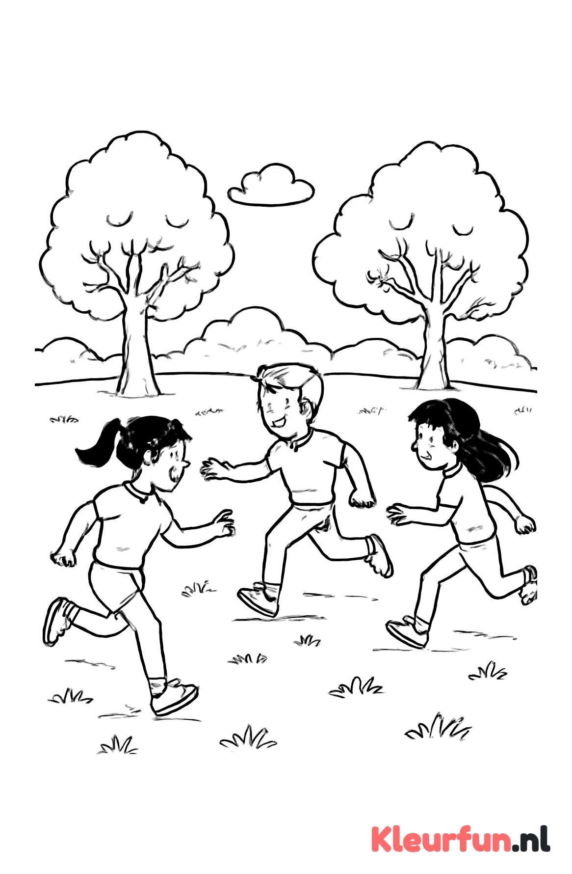 Kinderen spelen tikkertje buiten