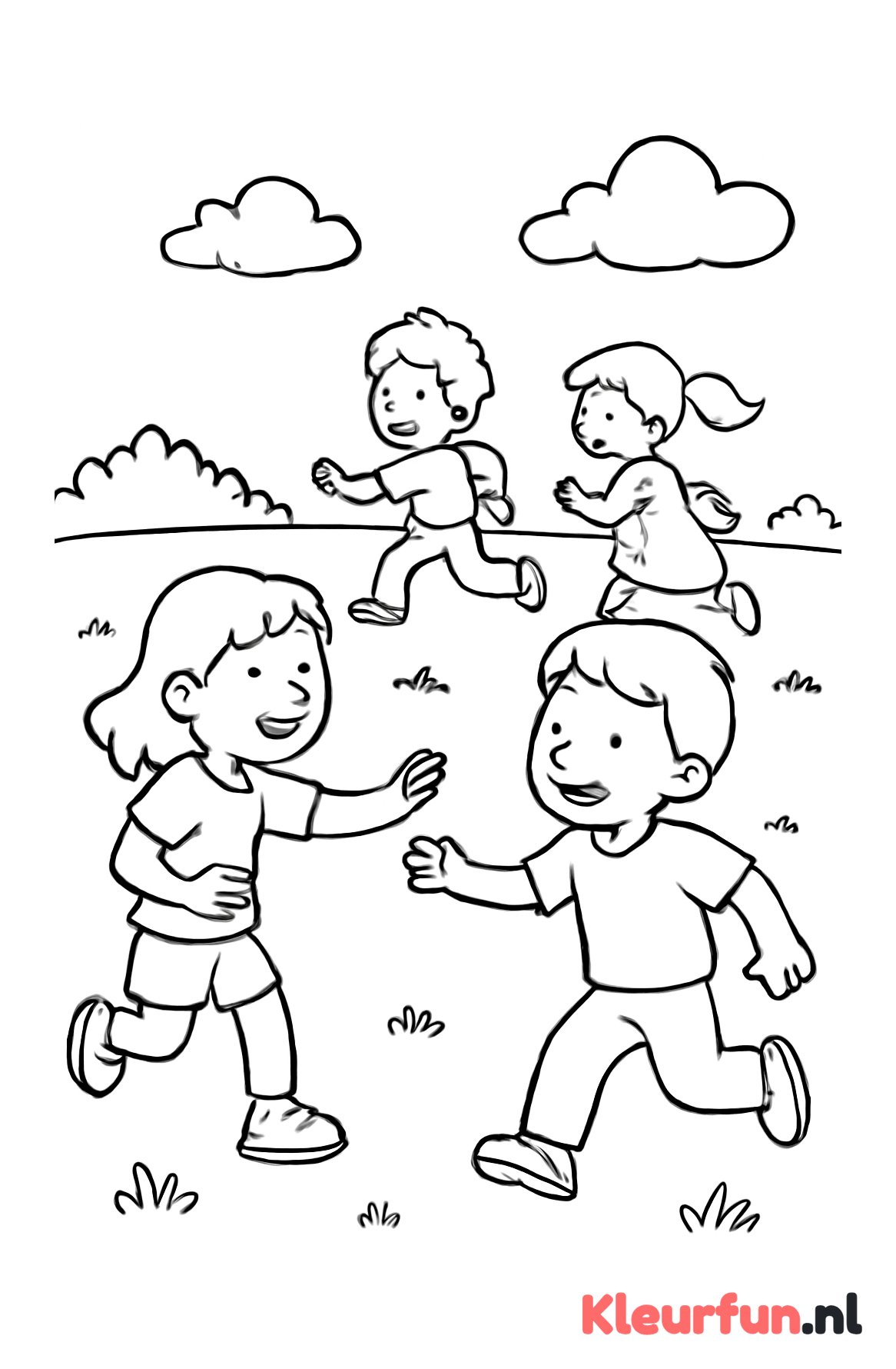 Kinderen spelen tikkertje buiten