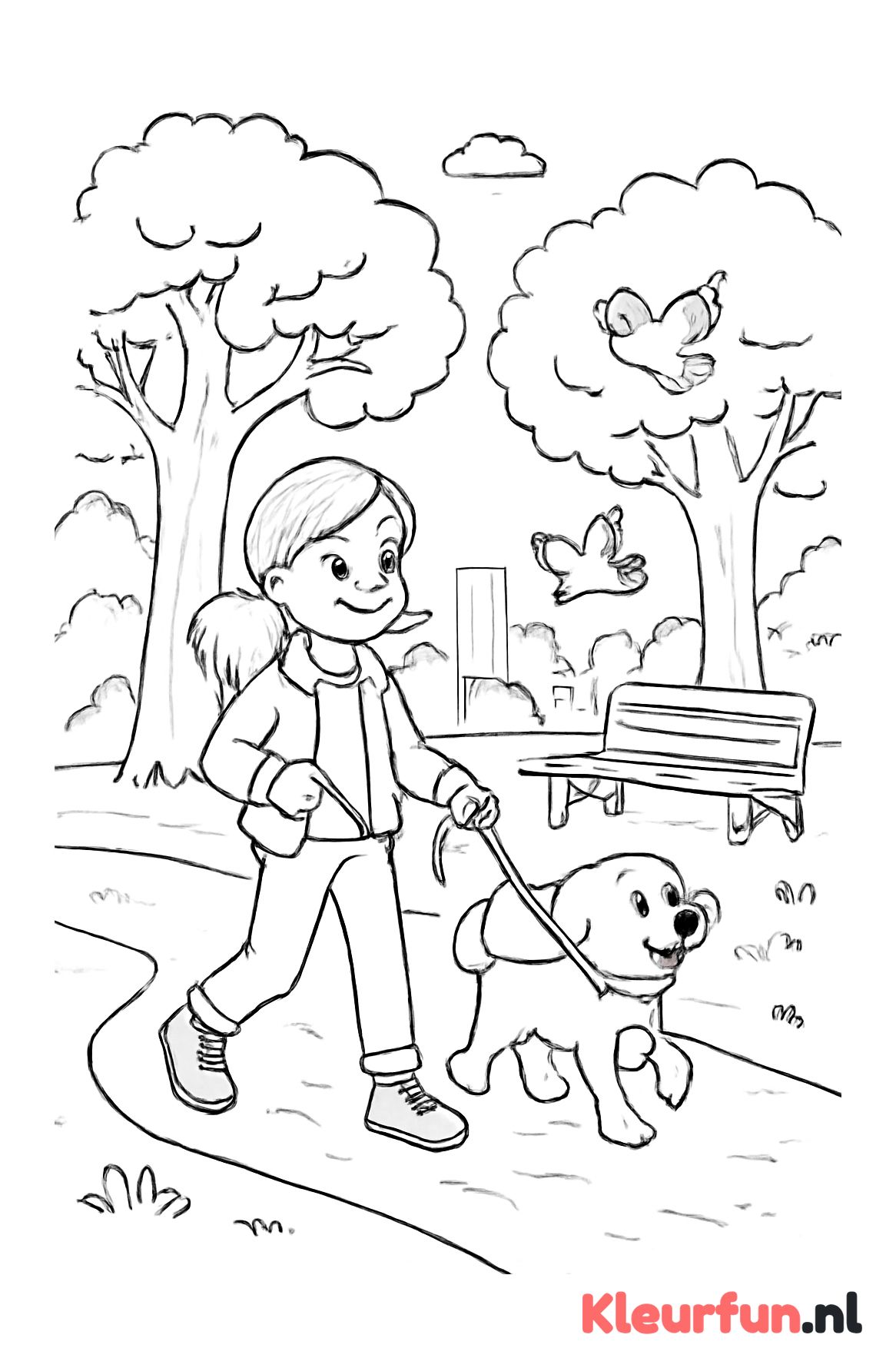 Meisje loopt met haar hond in het park