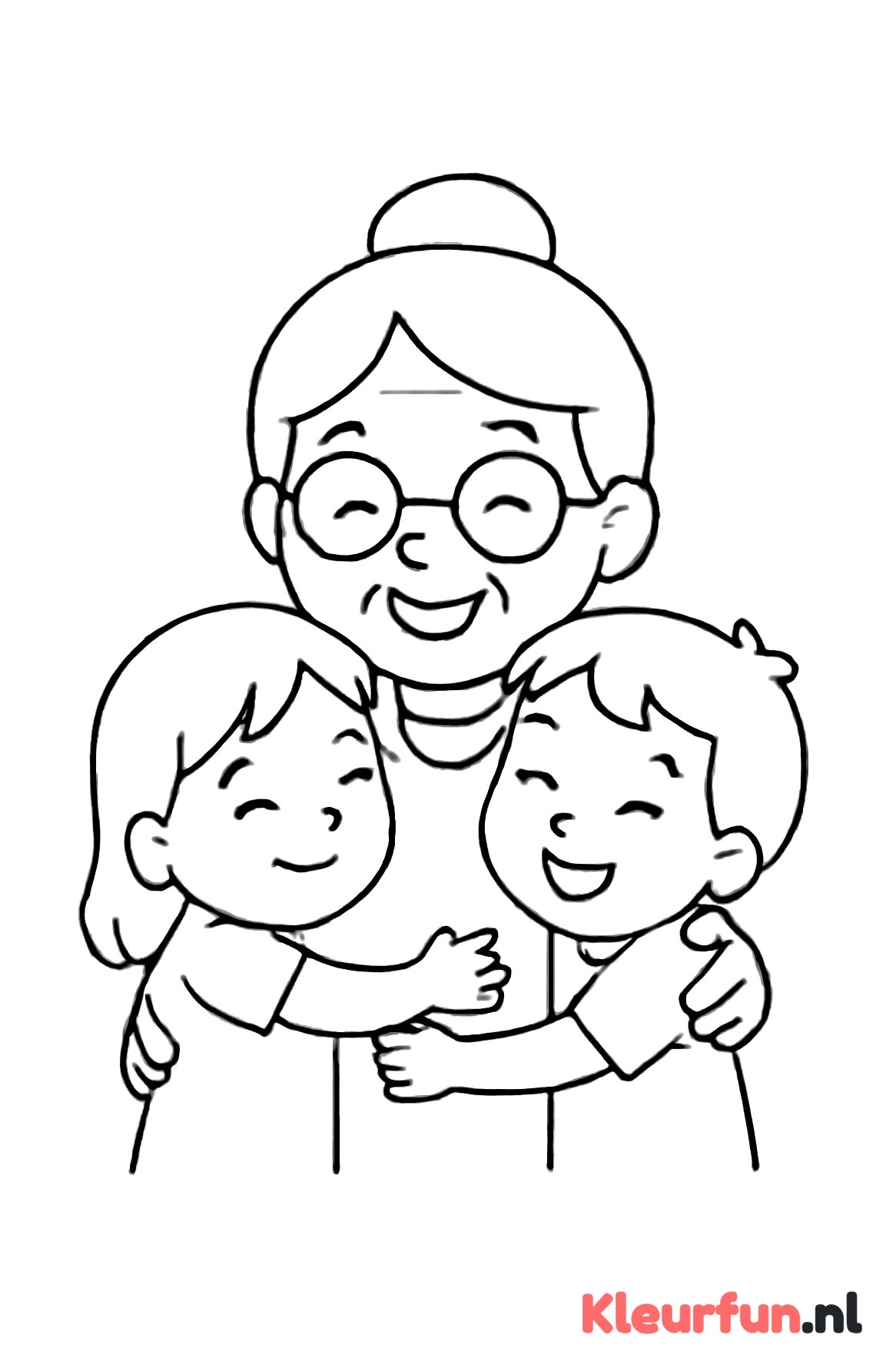 Oma knuffelt kleinkinderen