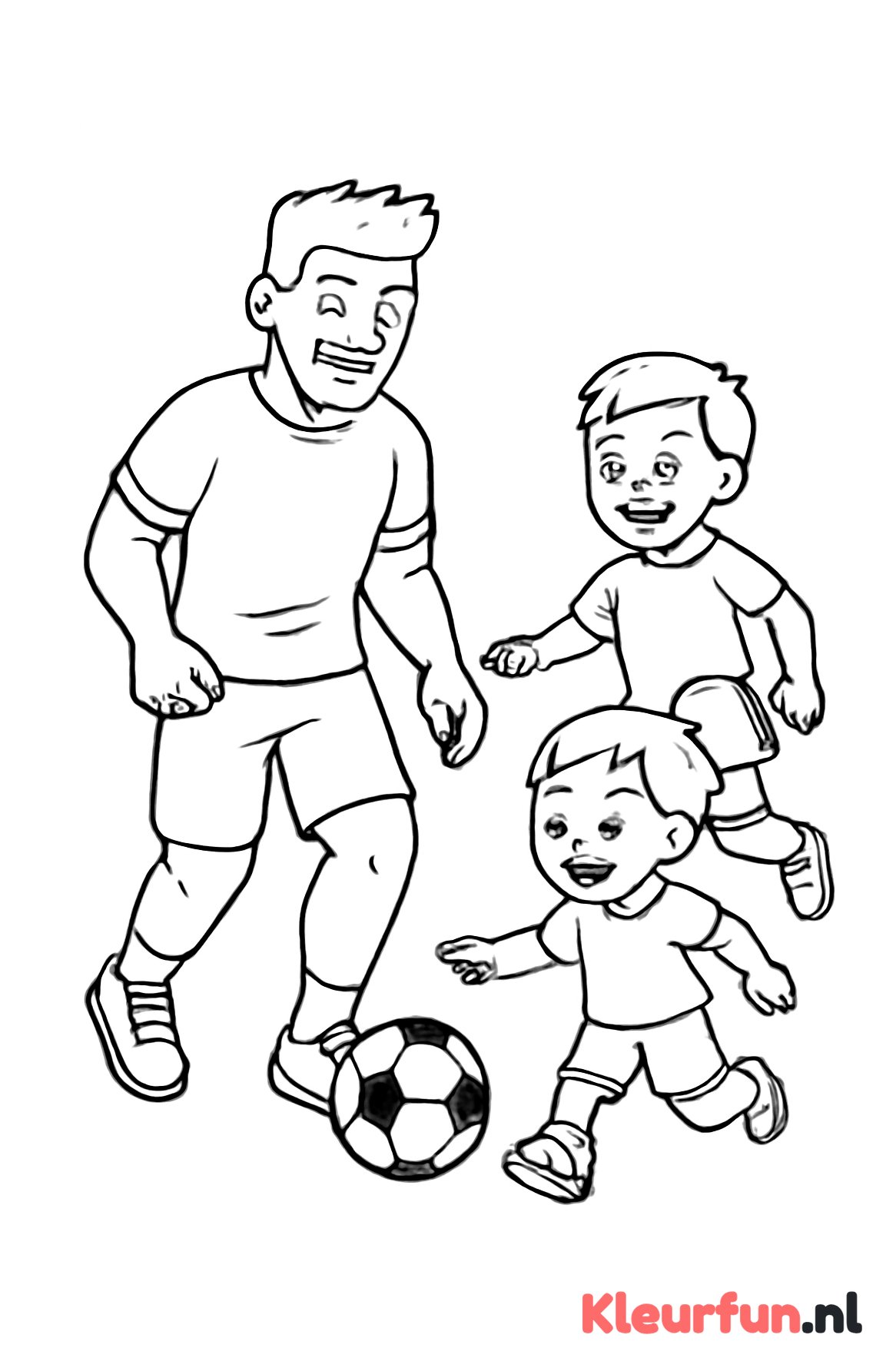 Papa speelt voetbal met kinderen