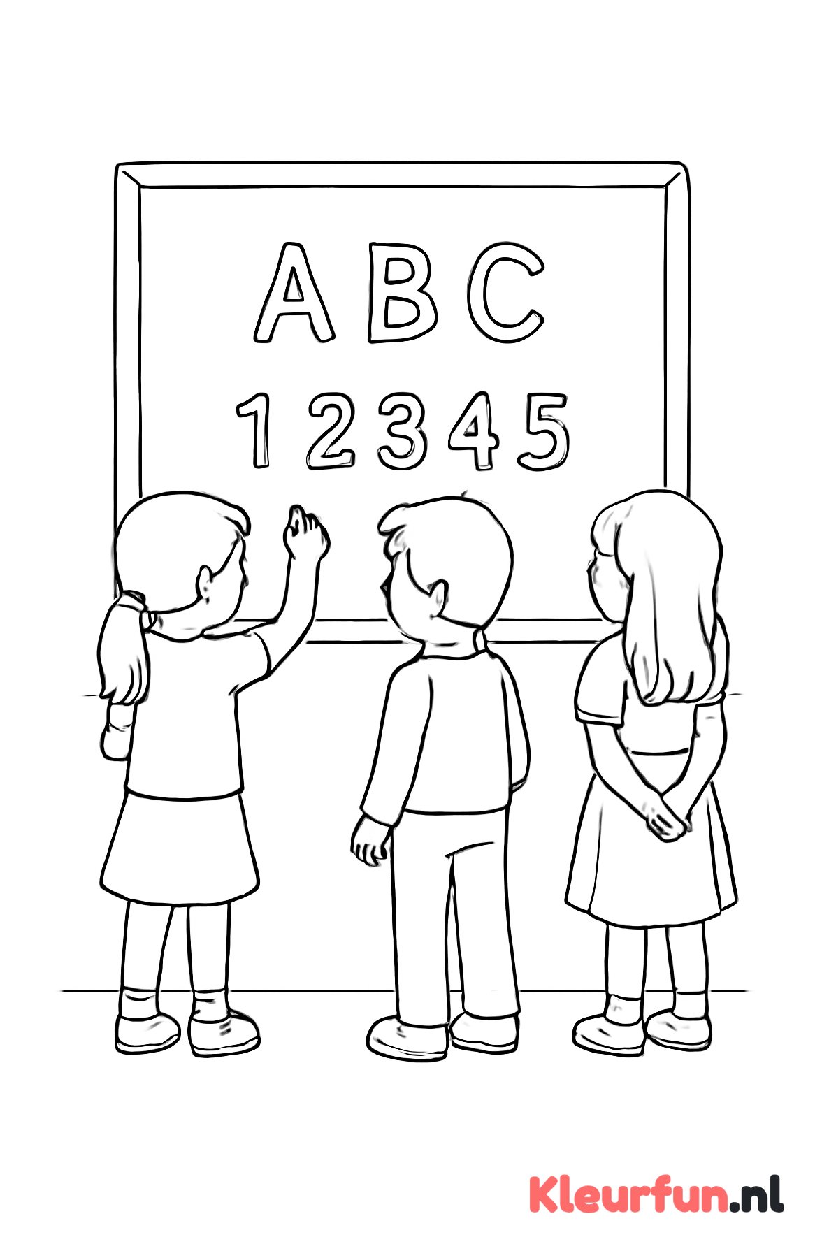 Kinderen oefenen schrijven op schoolbord