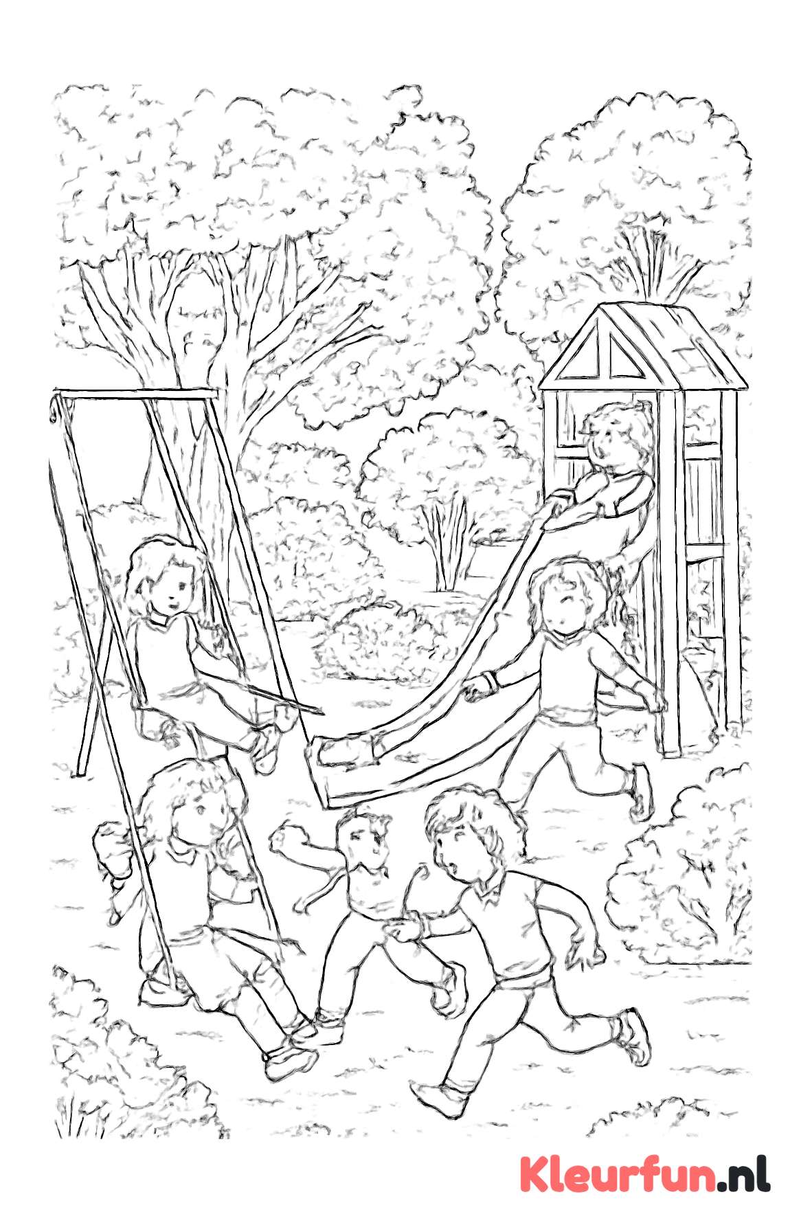 Kinderen spelen buiten in de speeltuin