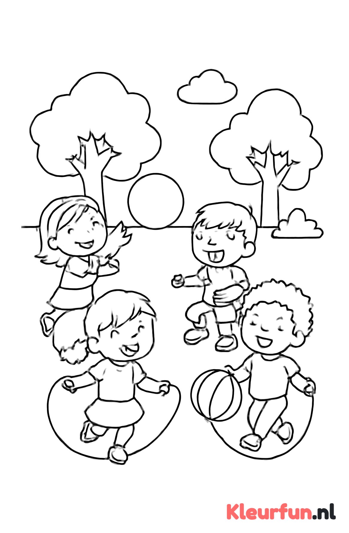 Vriendelijke kinderen spelen samen buiten