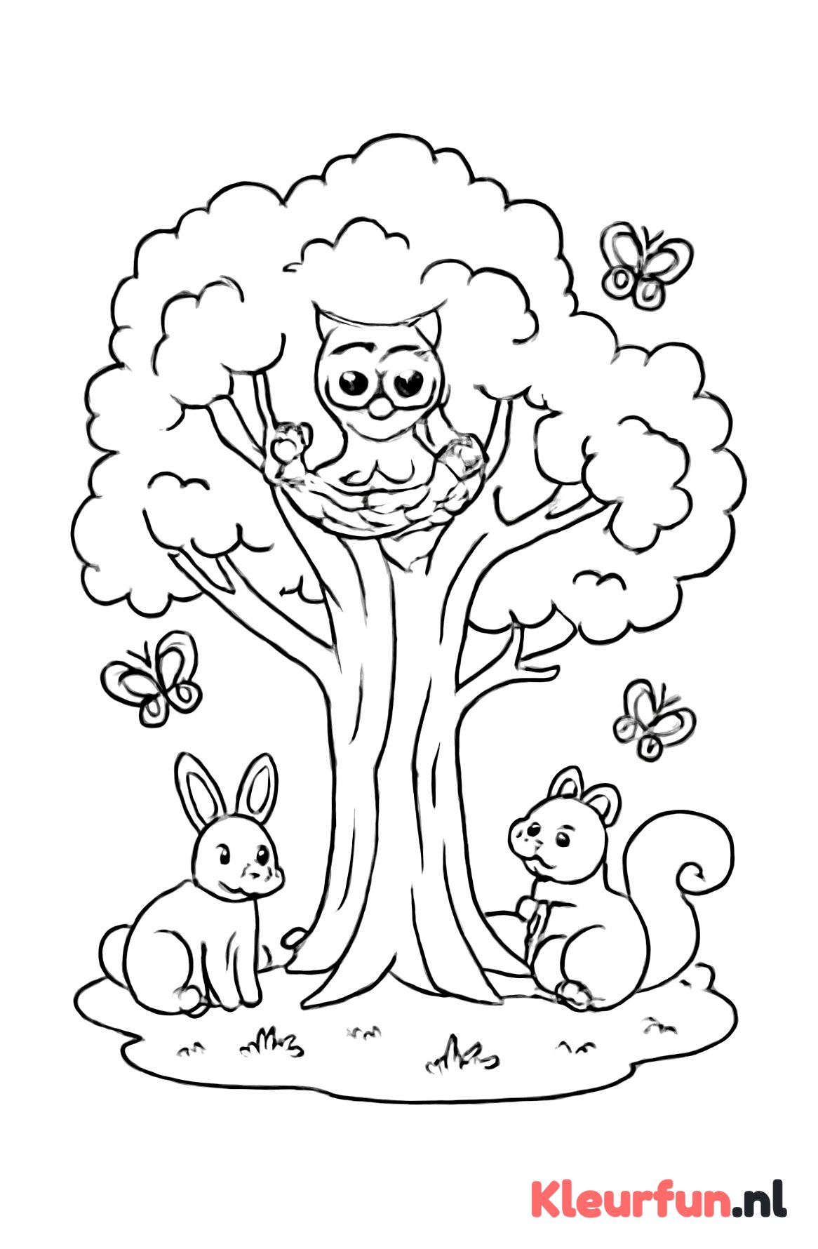 Grote boom met dieren in het bos
