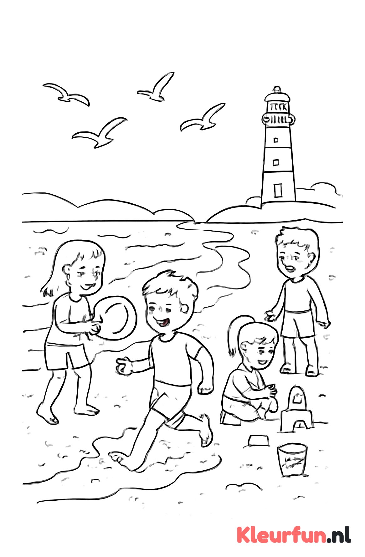 Bruisend strand met vuurtoren en spelende kinderen
