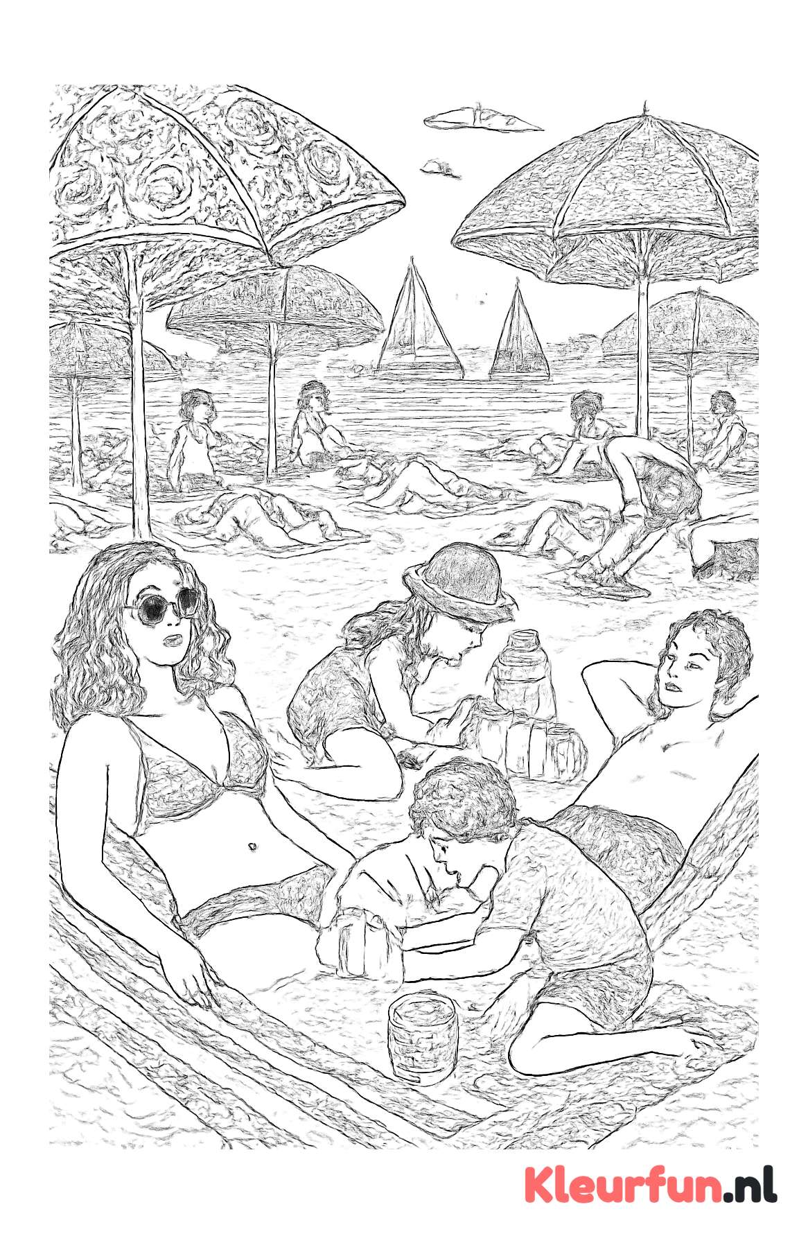 Druk zomers strand met zeilboten