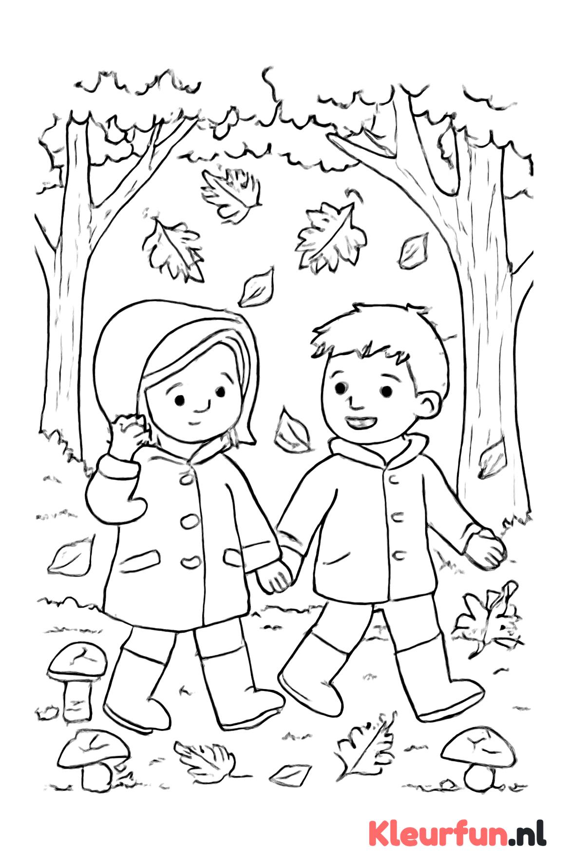 Kinderen wandelen in het herfstbos