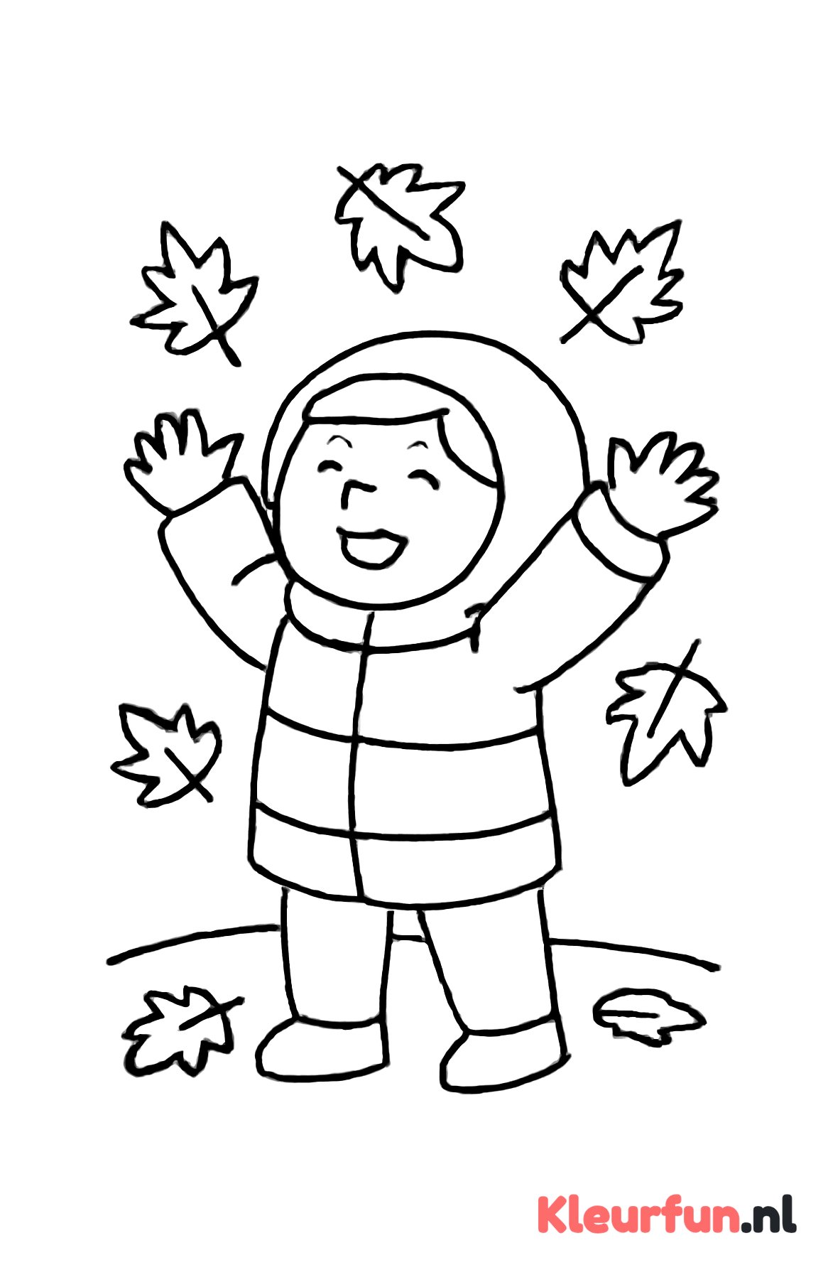 Kind speelt met herfstbladeren