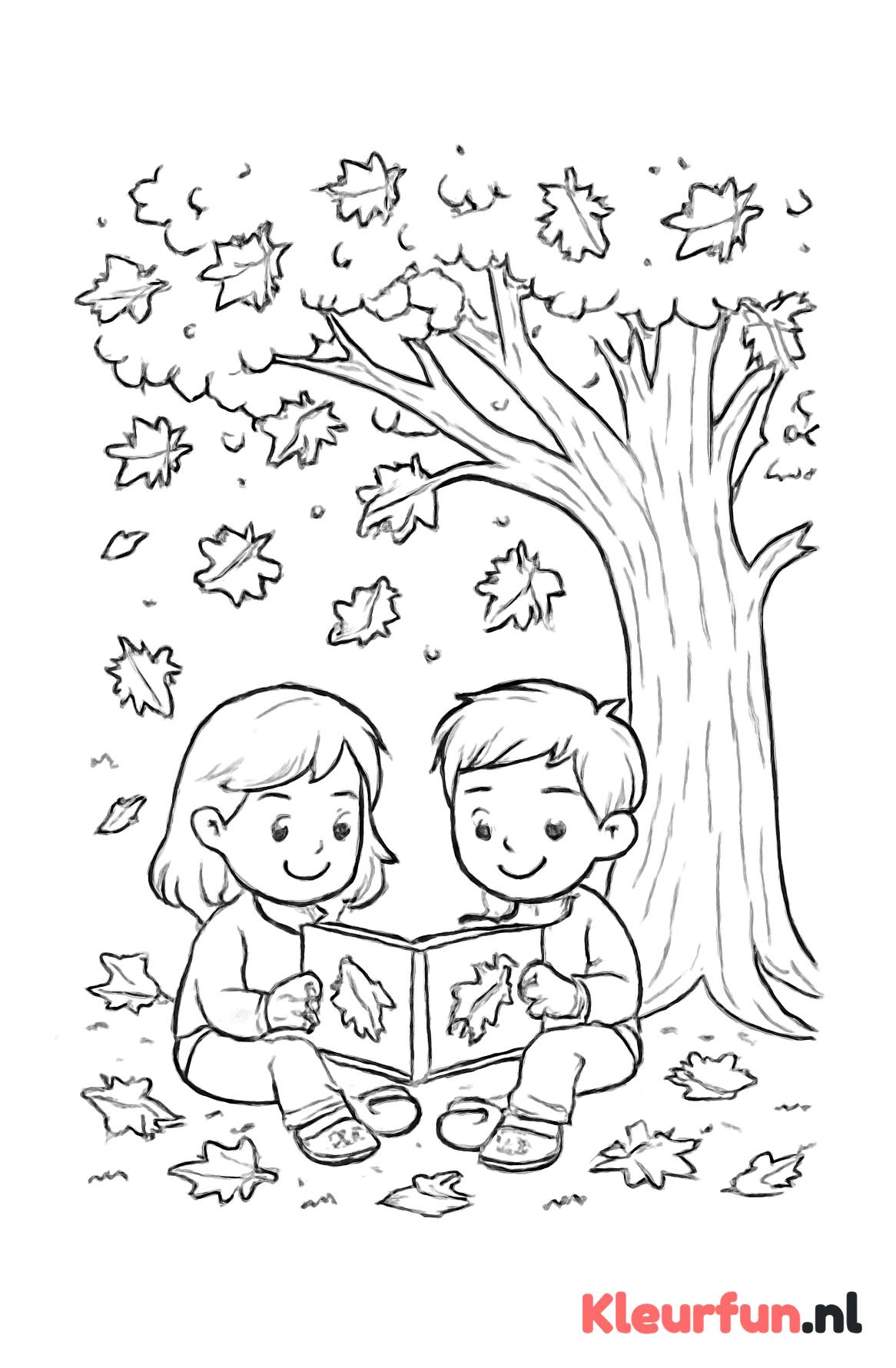 Kinderen lezen een herfstboek onder de boom