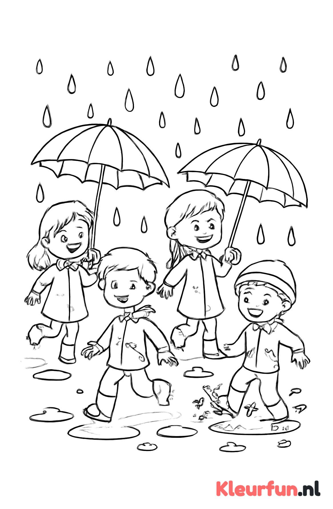 Kinderen spelen in de regen