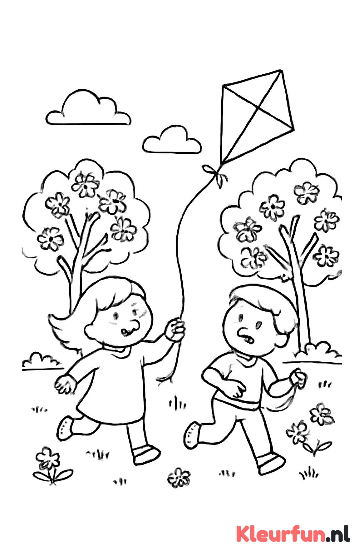 Kinderen vliegeren in de lente
