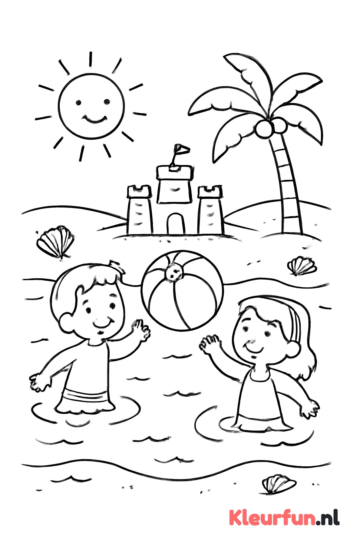 Kinderen spelen met strandbal in zee