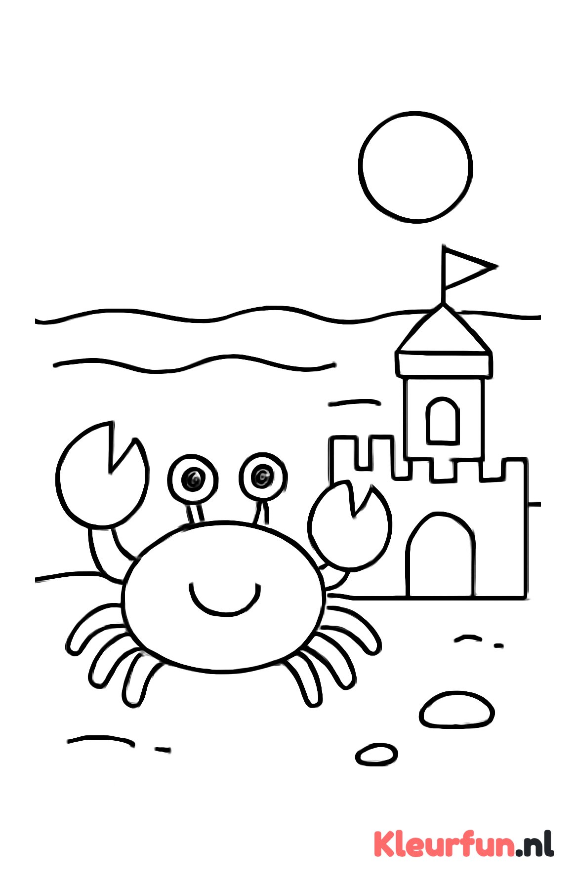 Krab op het strand met zandkasteel