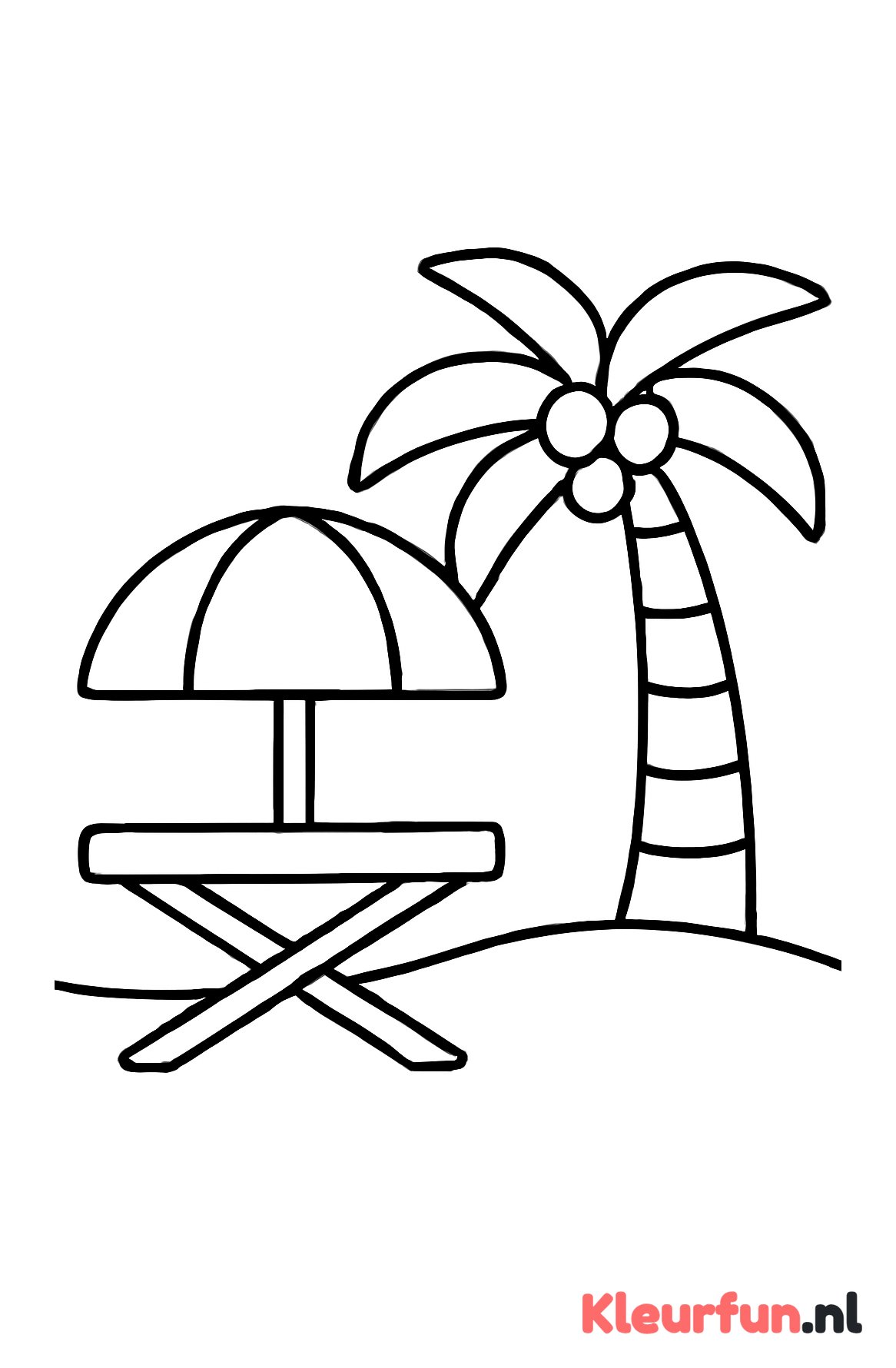 Palmboom bij strandtafel