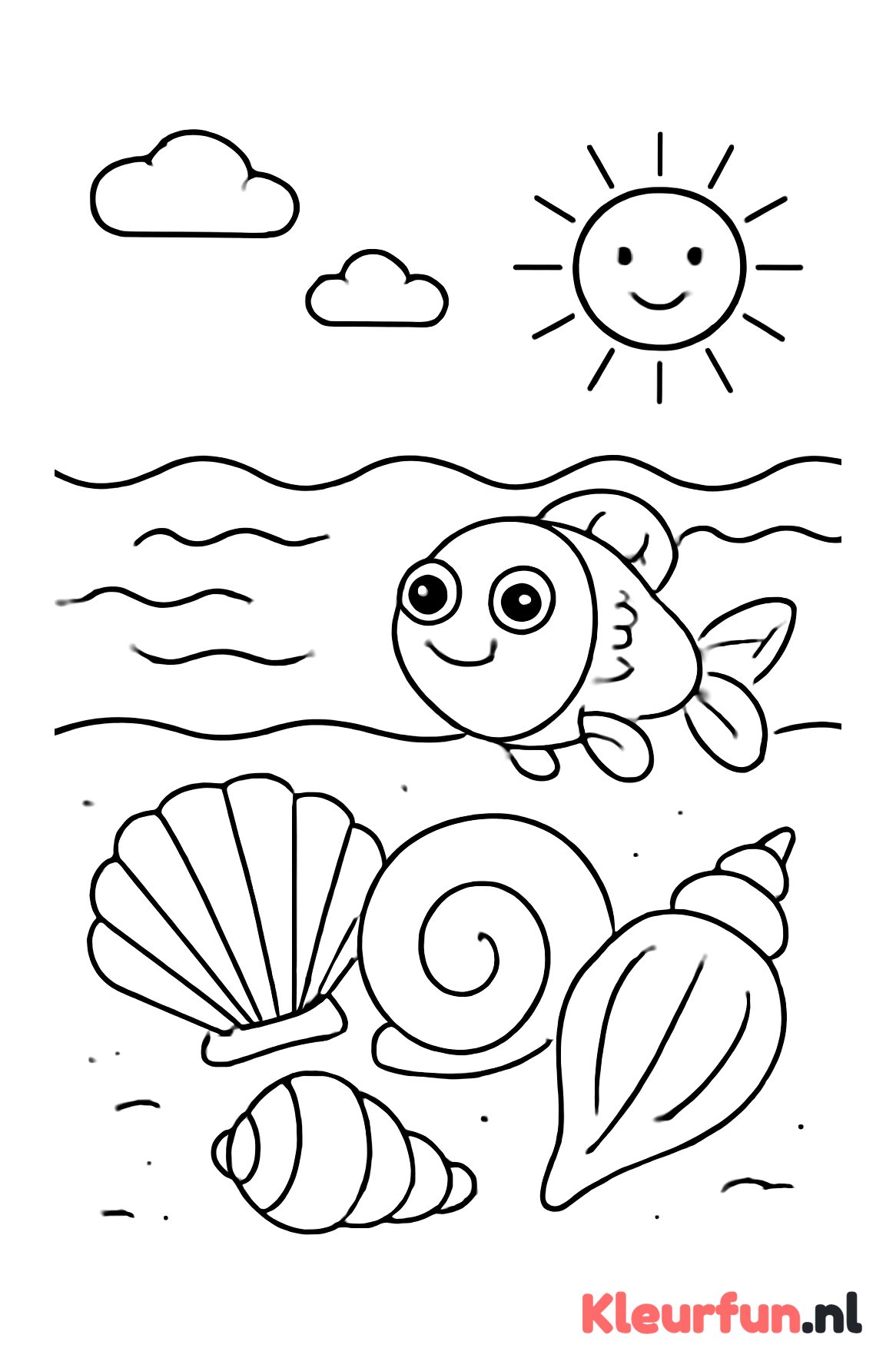 Peuter zomerstrand met grote schelpen en een vrolijke vis