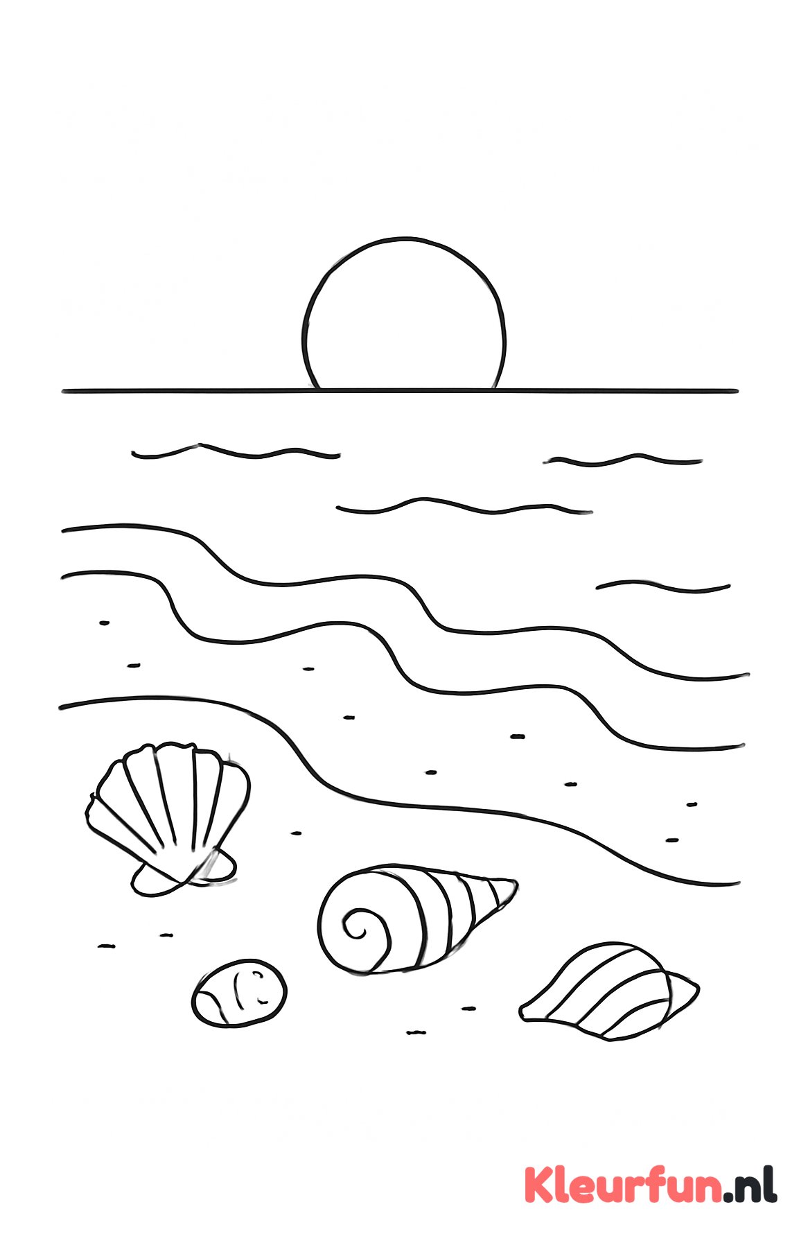 Rustig strandlandschap met golven en schelpen