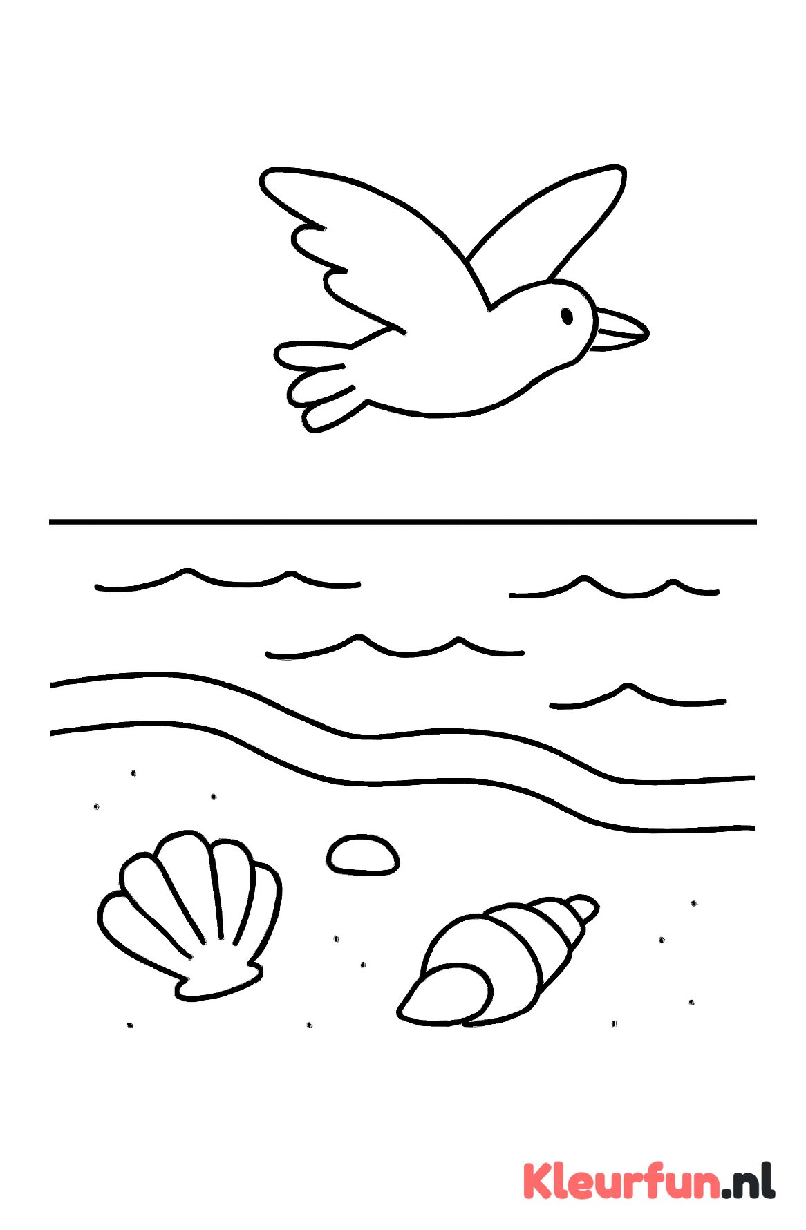 Rustig strandlandschap met zee en schelpen