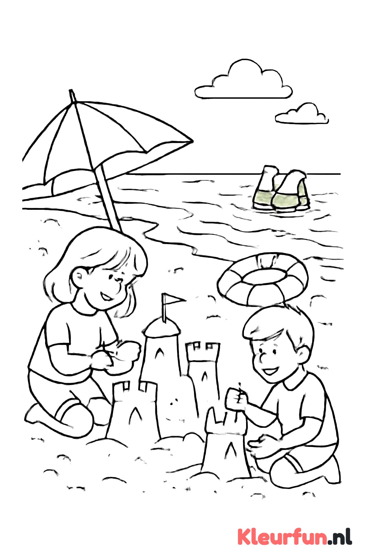 Strand met kinderen en zandkastelen