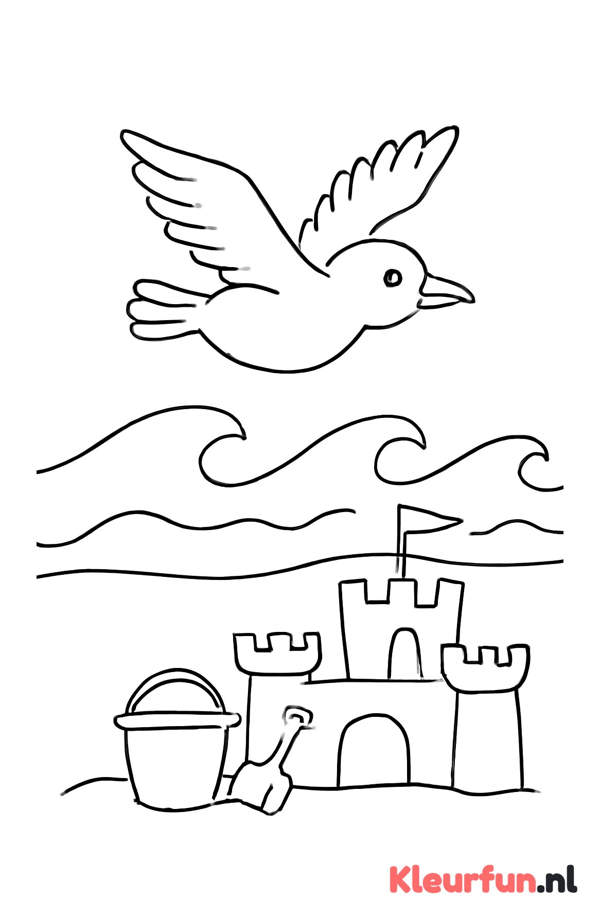 Strand met vogel en zandkasteel
