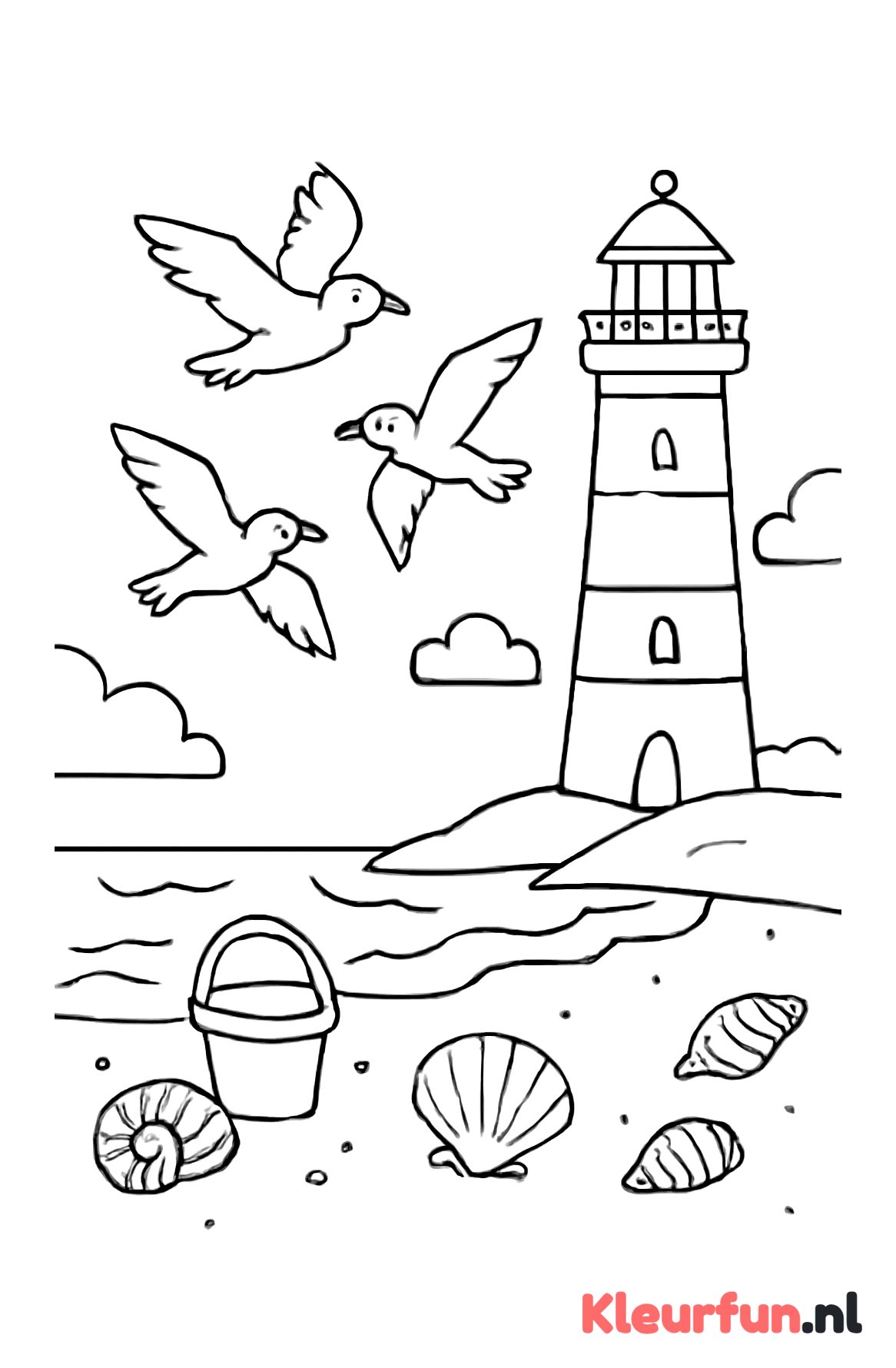 Strand met vuurtoren en schelpen