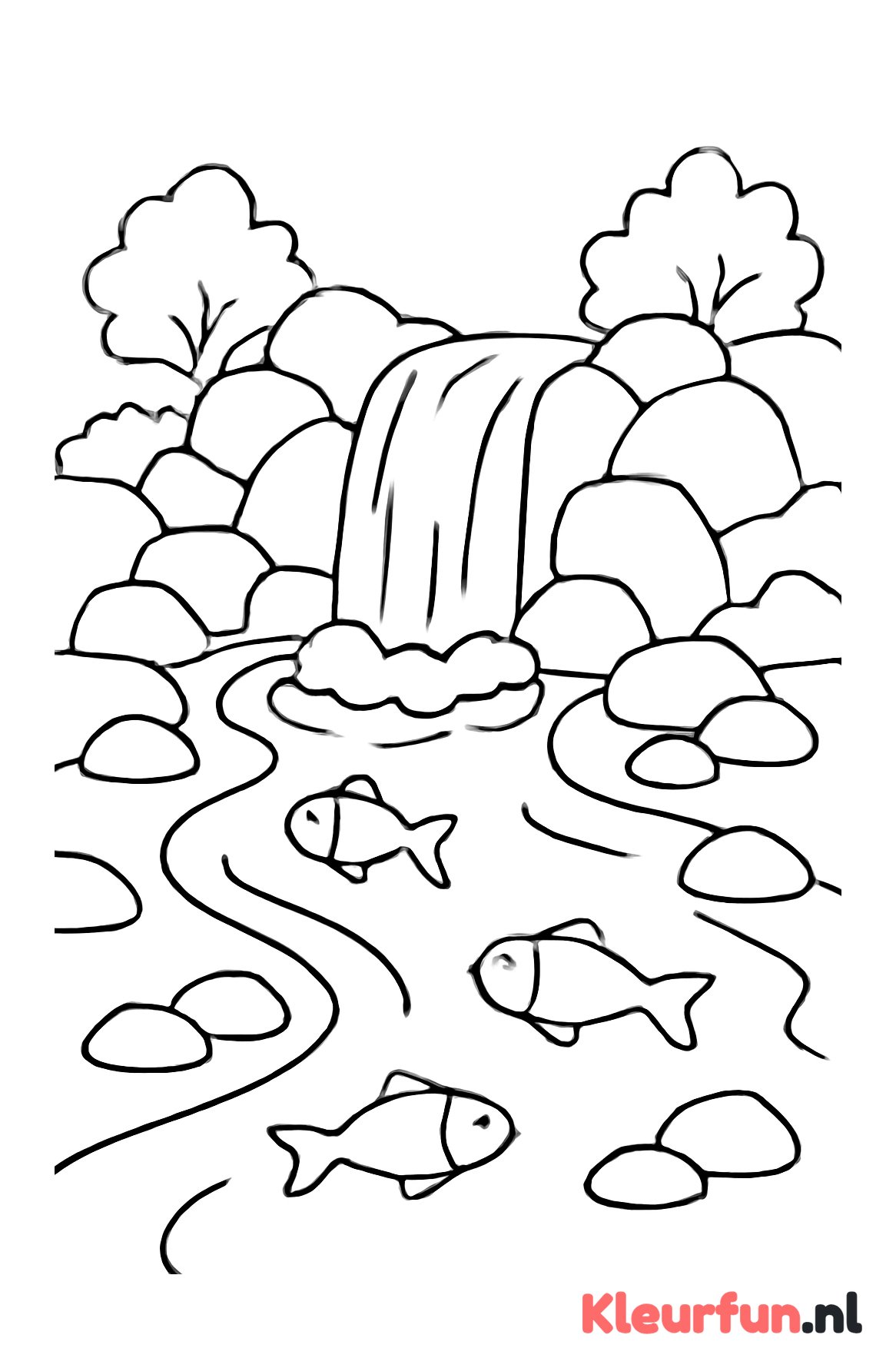 Waterval met stroompje en vissen