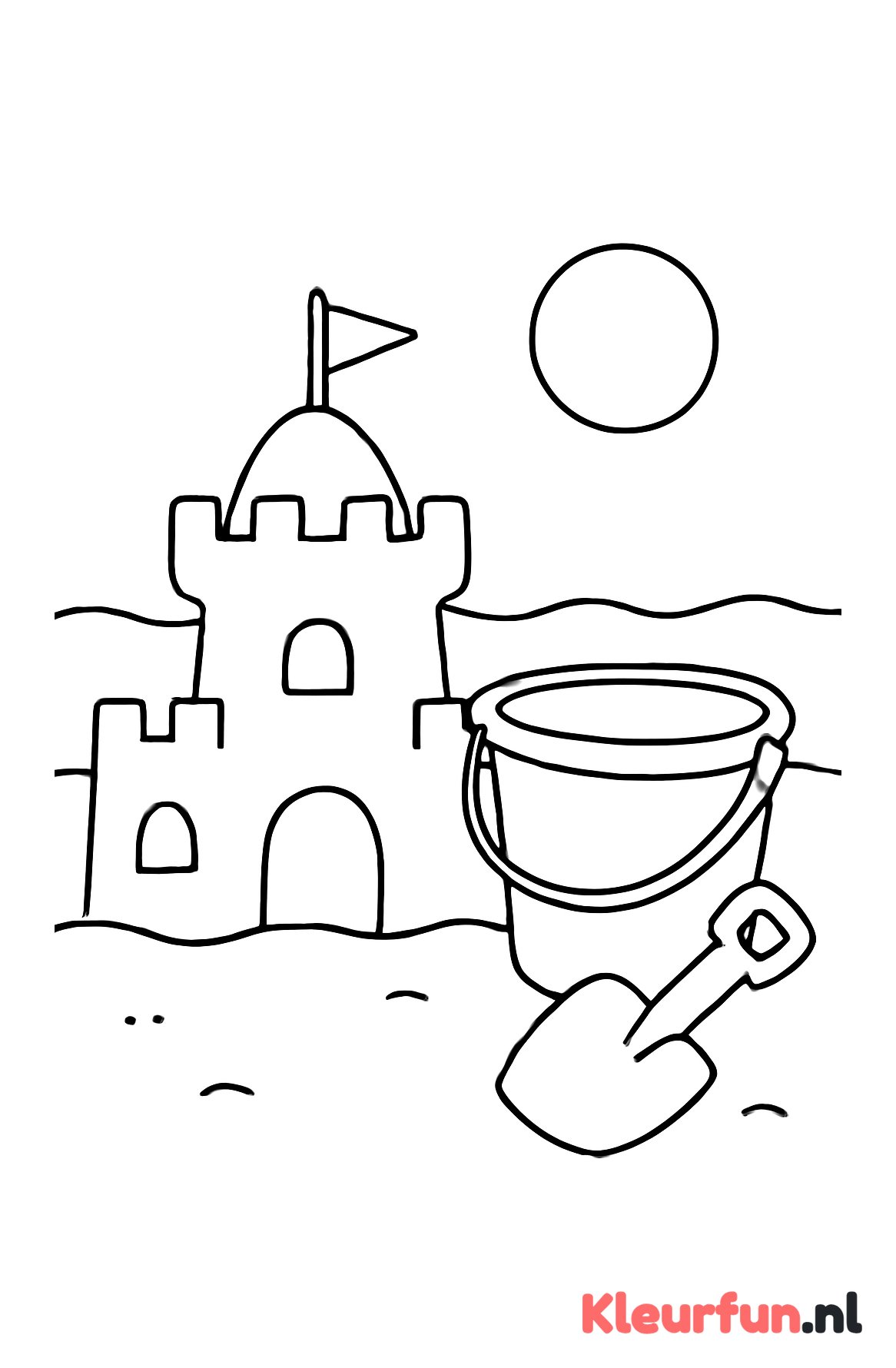 Zandkasteel met emmer en schep