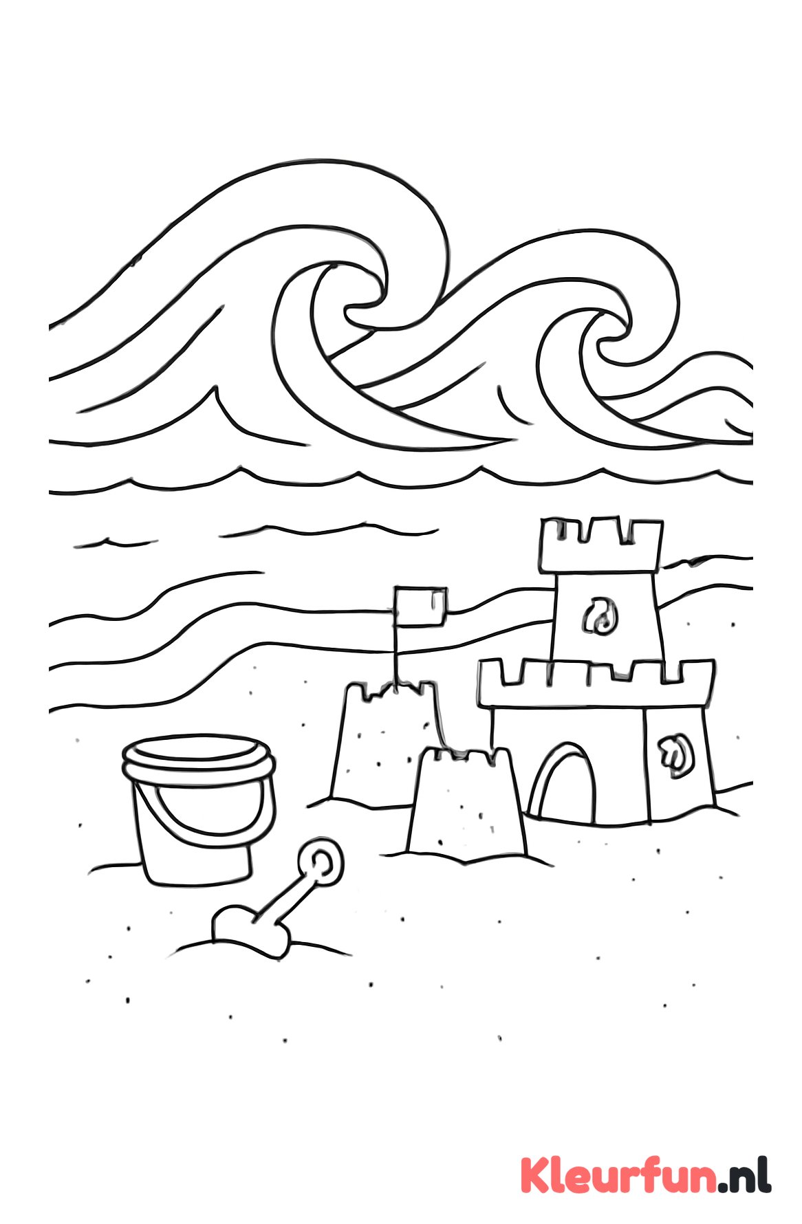 Zee met golven en zandkastelen op het strand