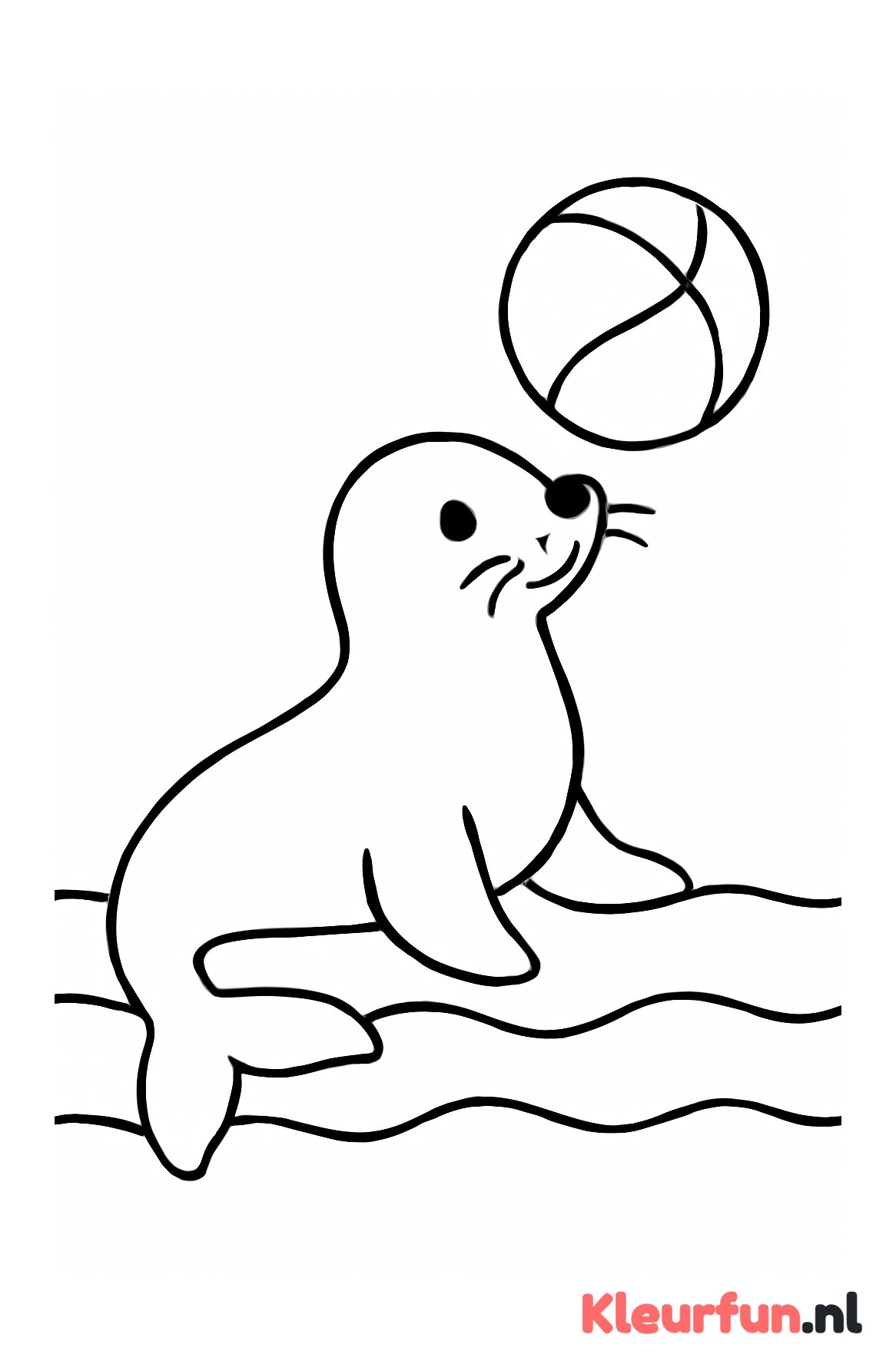 Zeehond speelt met bal in het water