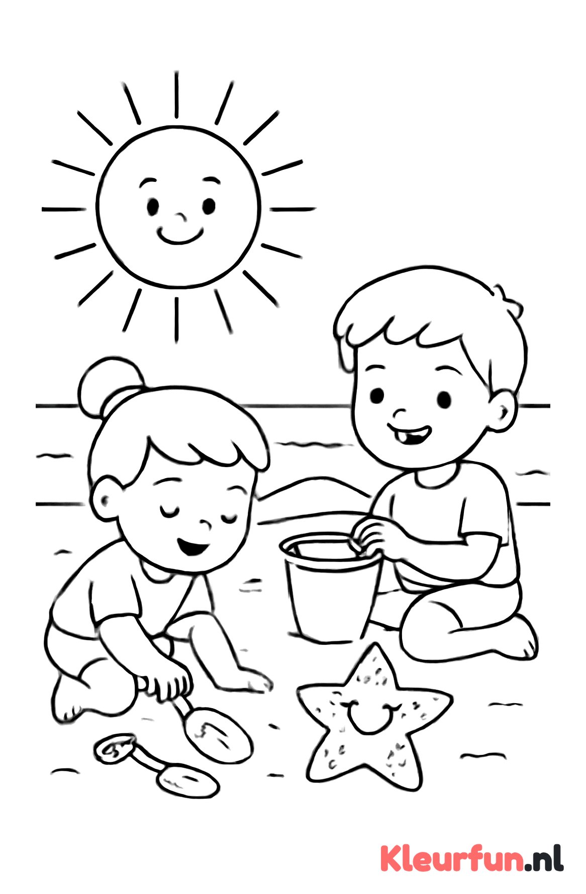 Peuters spelen op het strand in de zomer