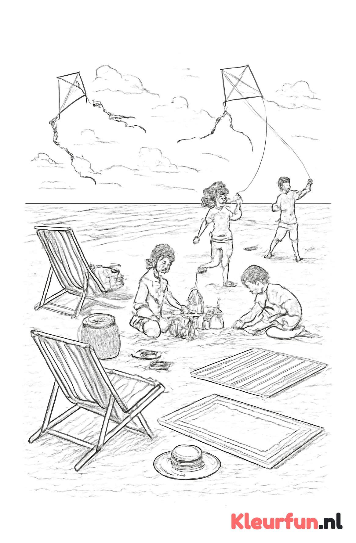 Zomerstrand met spelende mensen en vliegers
