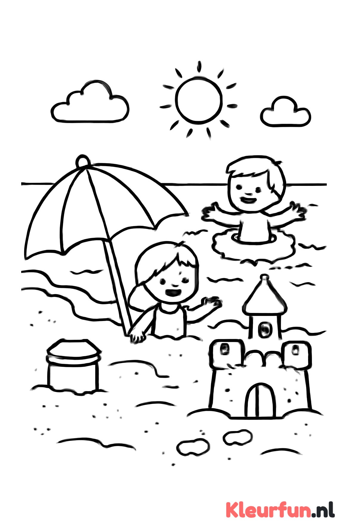 Zomerse stranddag met spelende kinderen