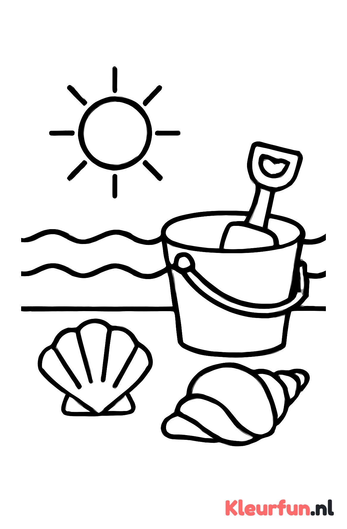 Zonnig strand met emmer en schep