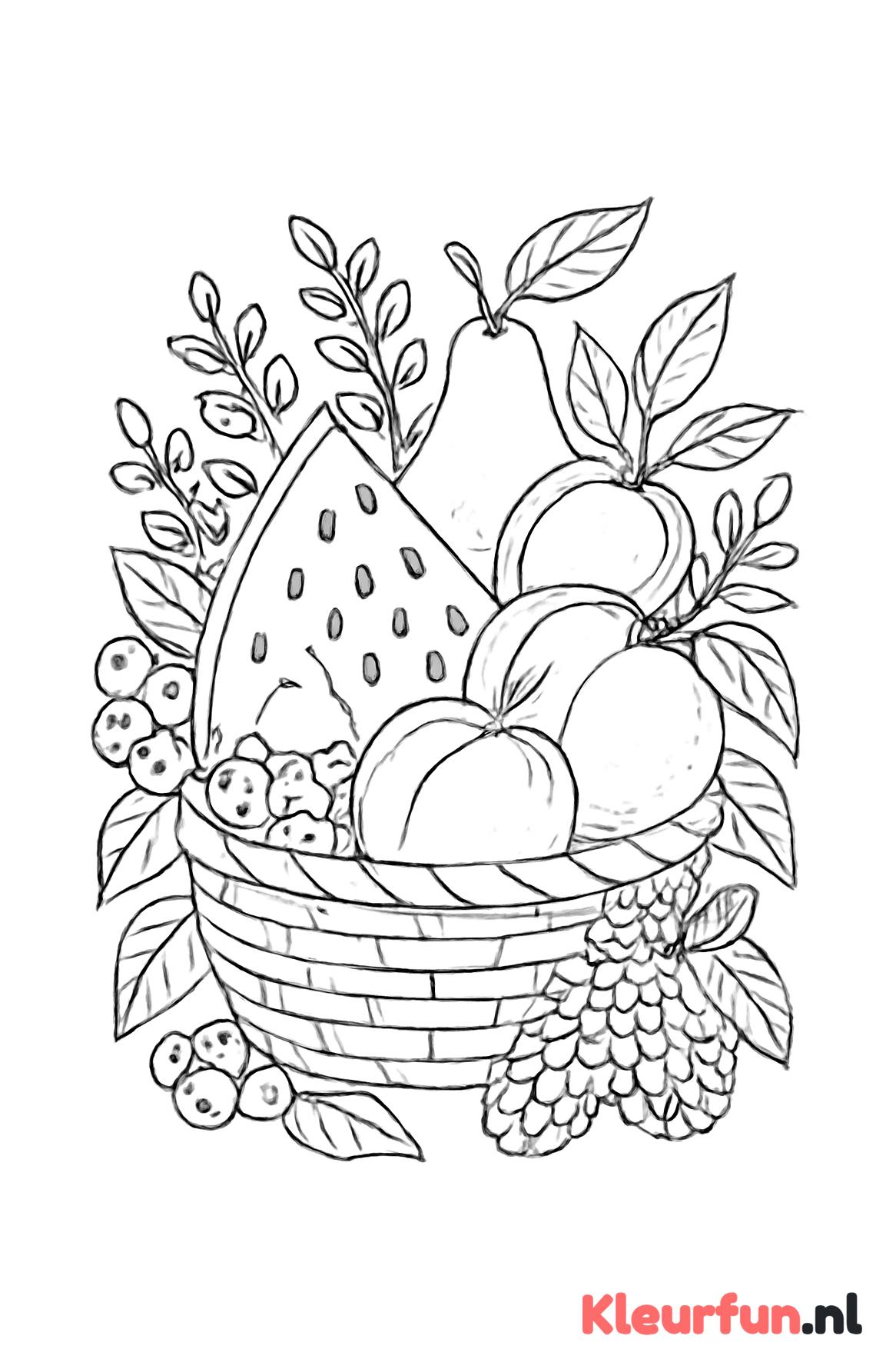 Zomerse fruitmand met vers fruit en bladeren