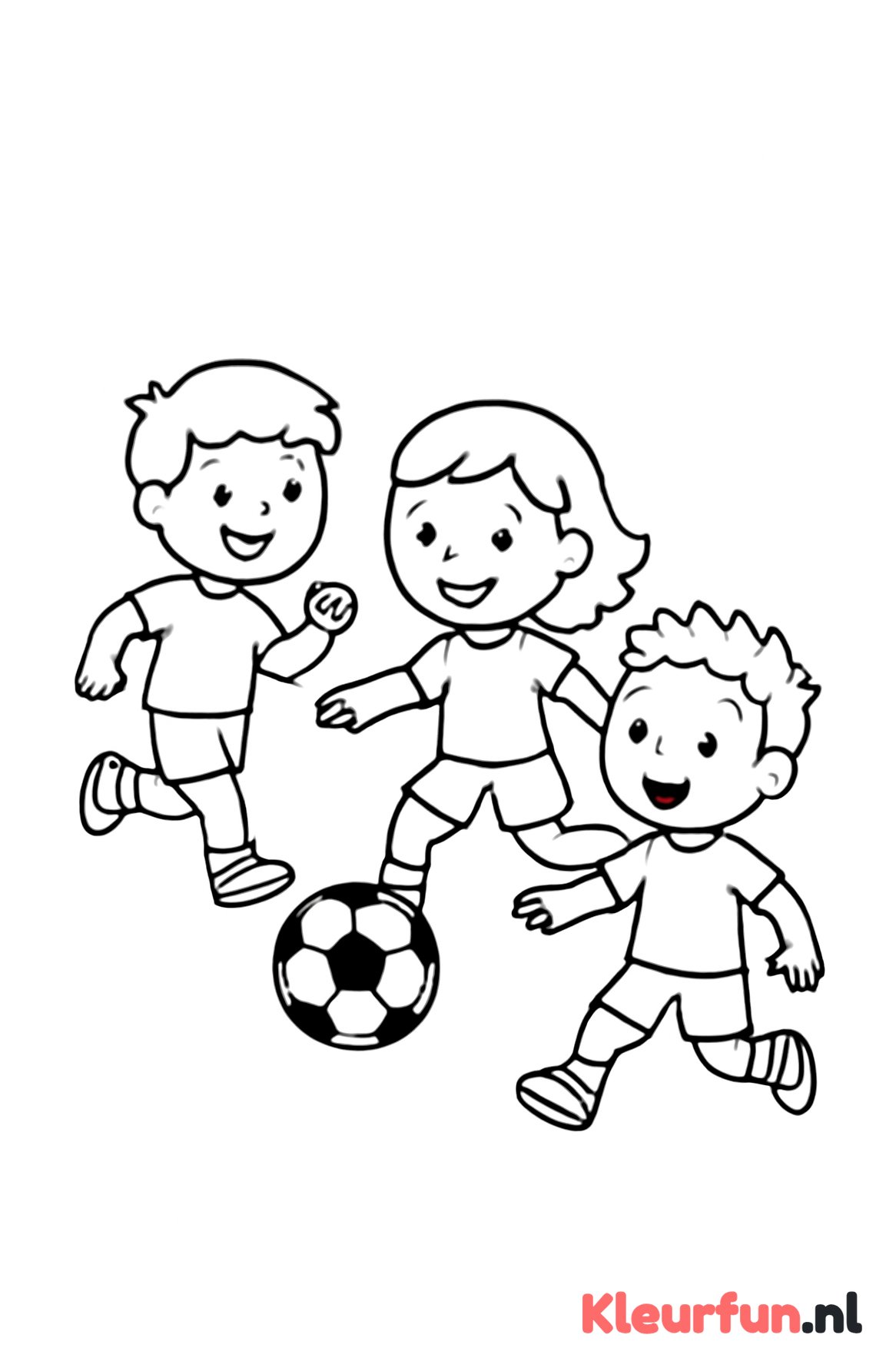 Drie kinderen voetballen