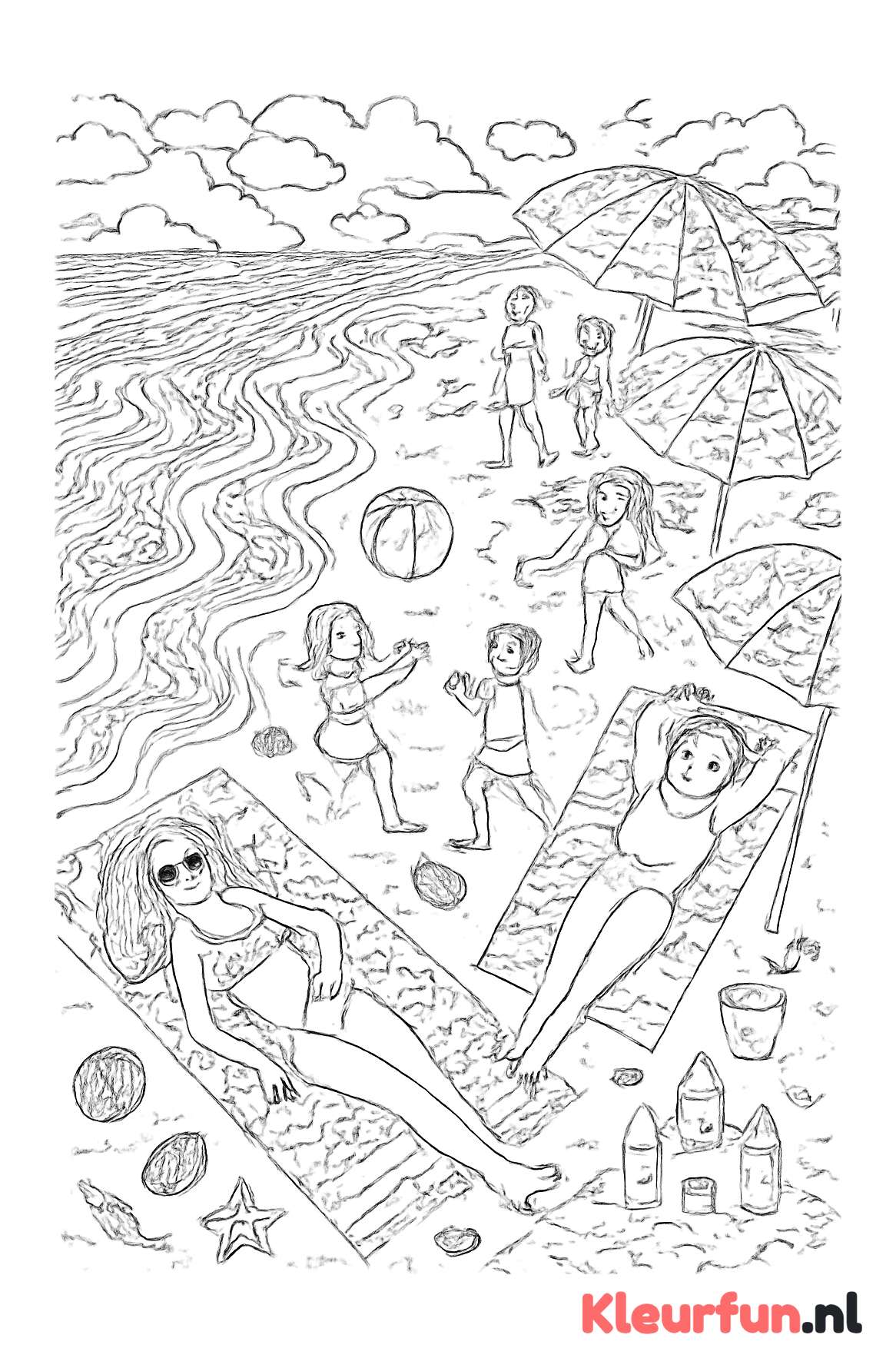 Drukke zomerse strand scene