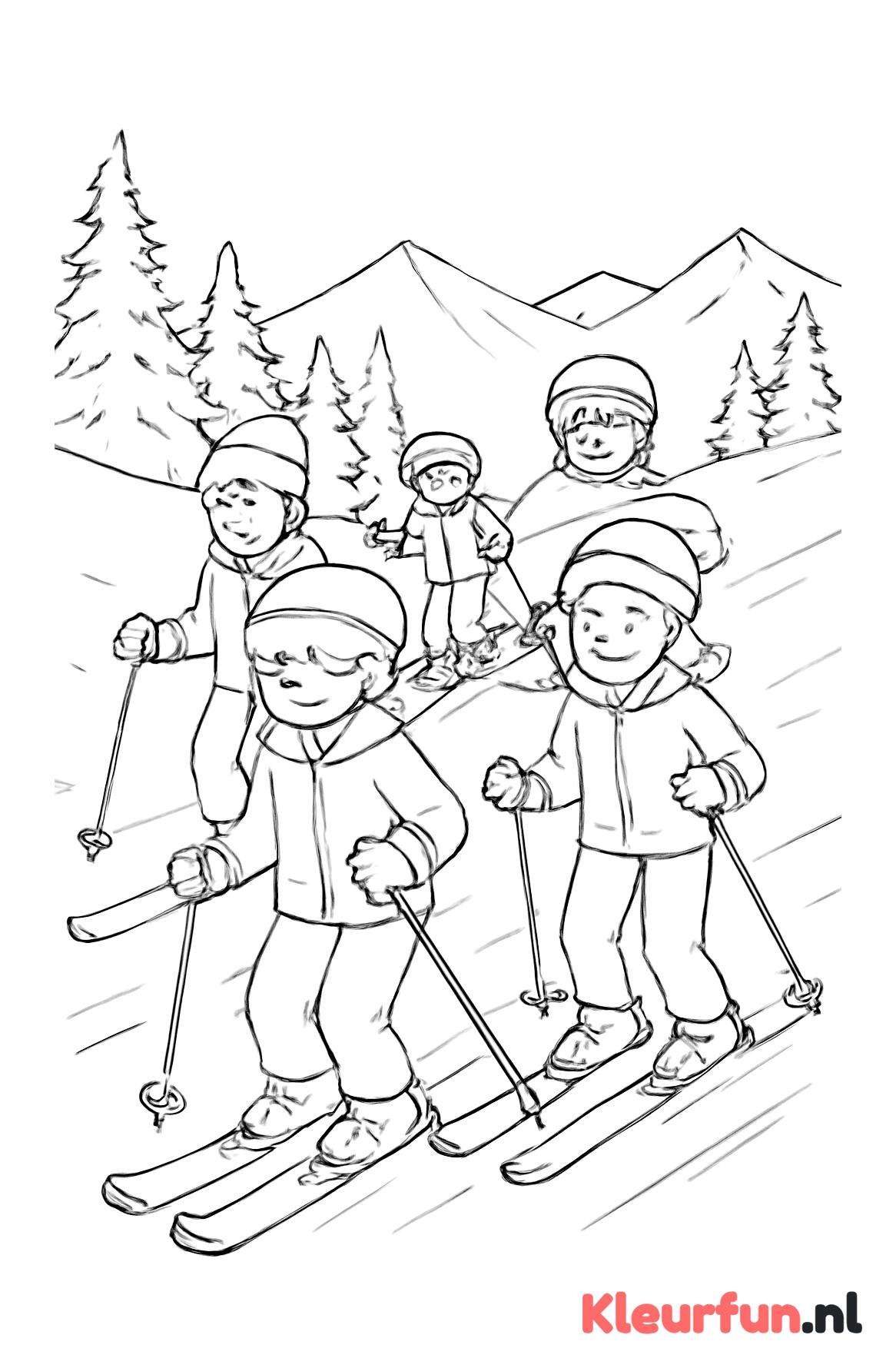 Groep kinderen skiën op besneeuwde berg