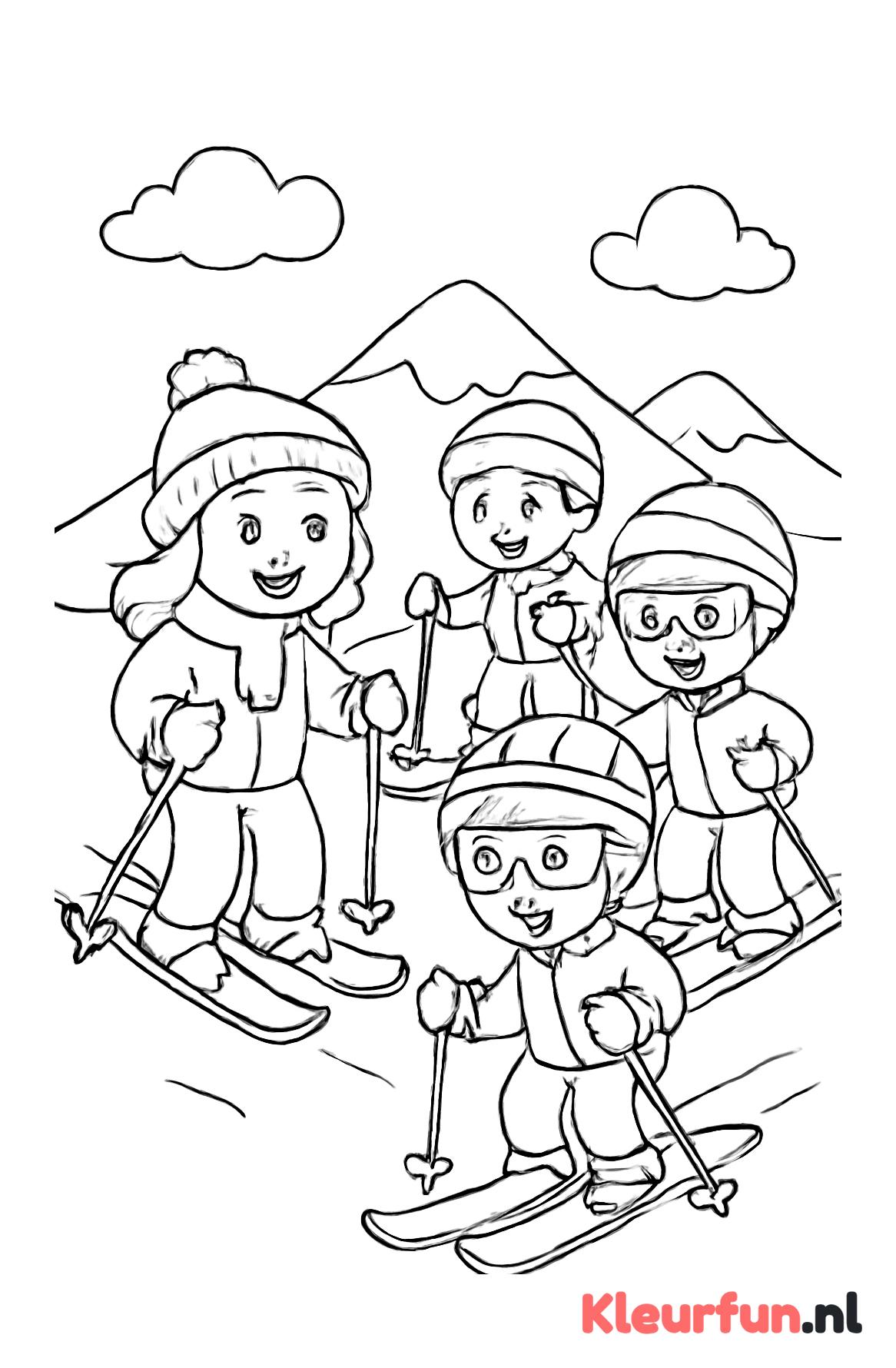 Groep kinderen aan het skiën
