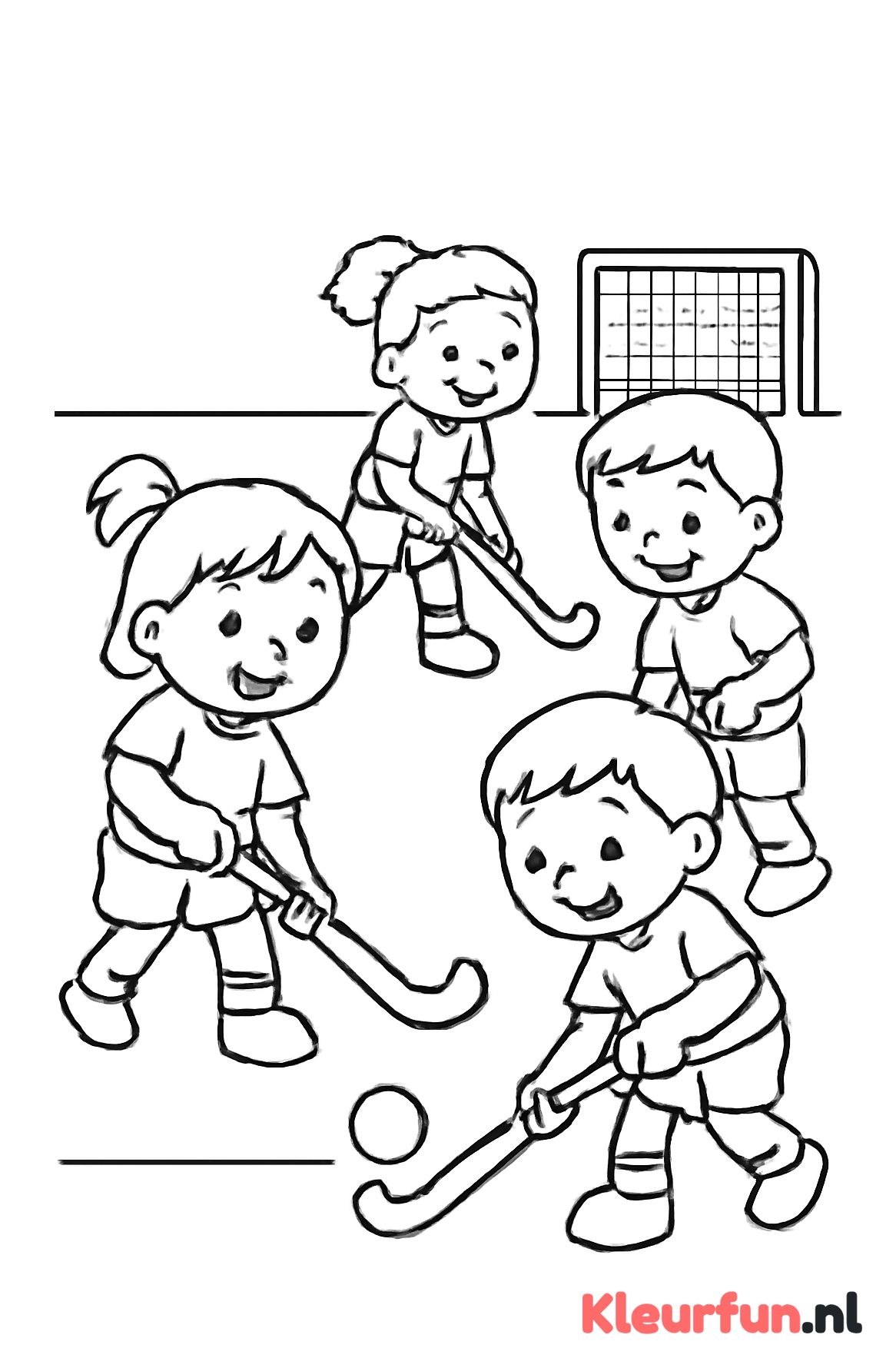 Groep kleuters speelt hockey
