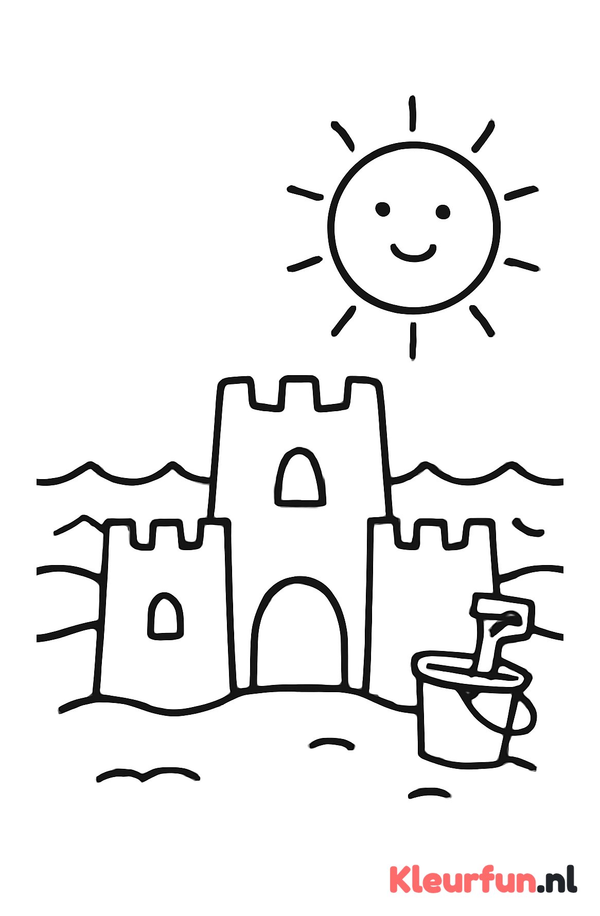 Groot zandkasteel met zon op het strand