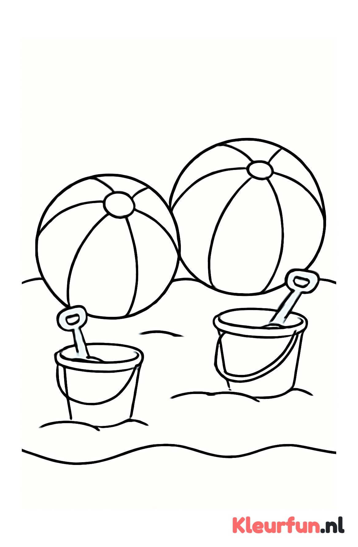 Grote strandballen en emmers op het zand