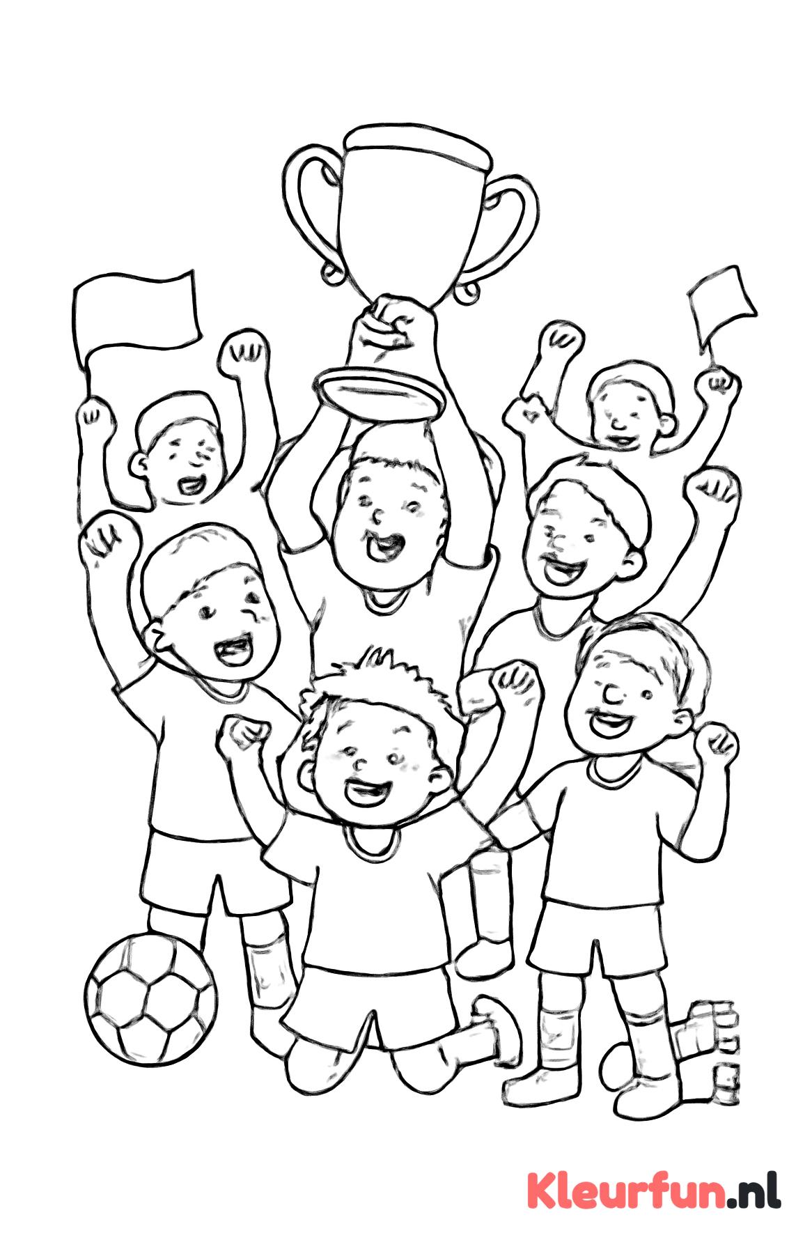 Jubelend jeugdteam met beker