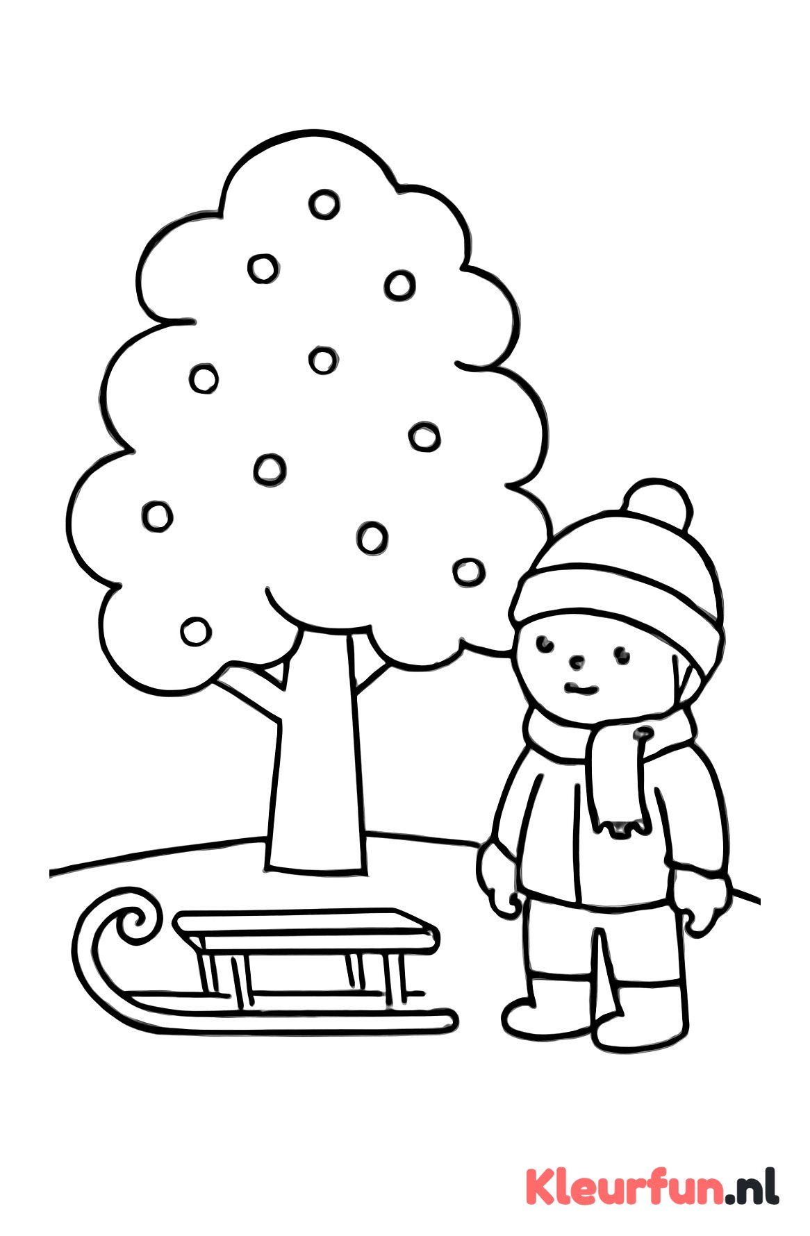 Kind bij slee onder boom
