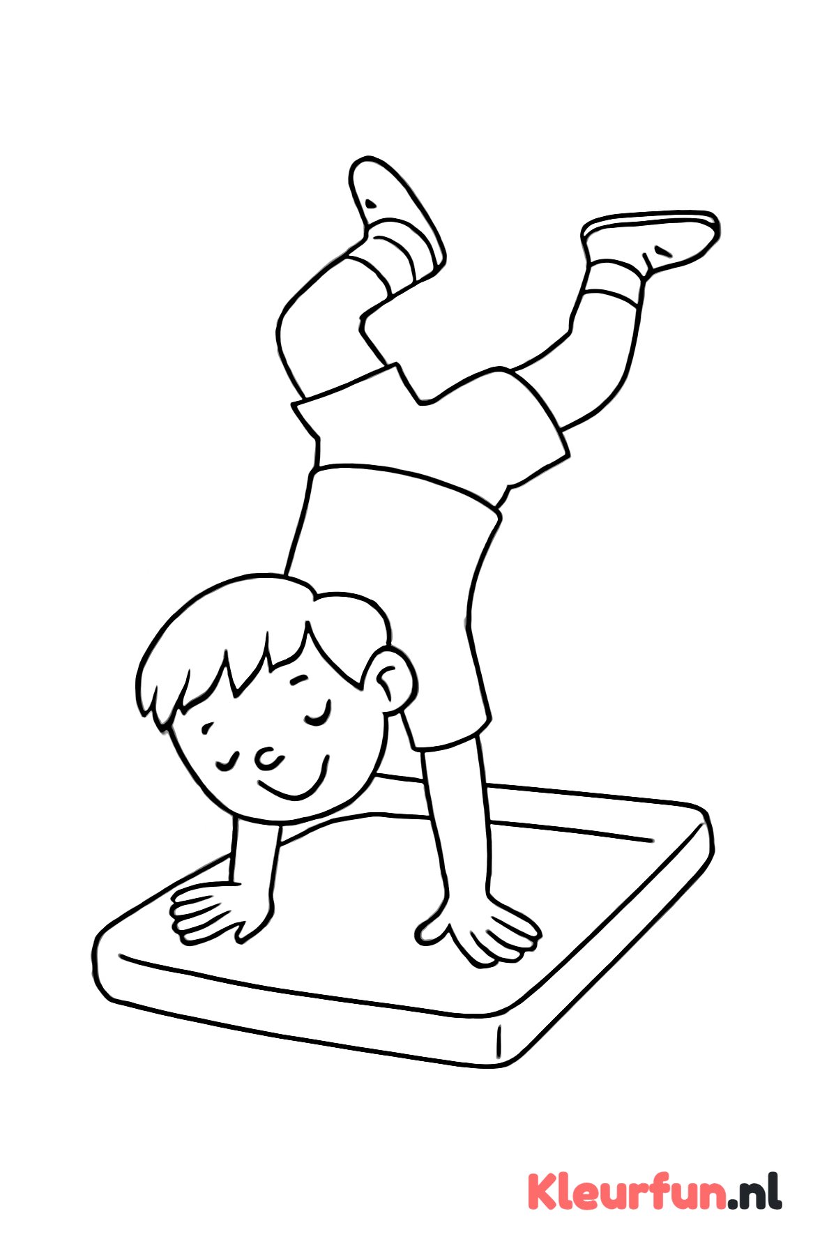 Kind doet handstand op mat