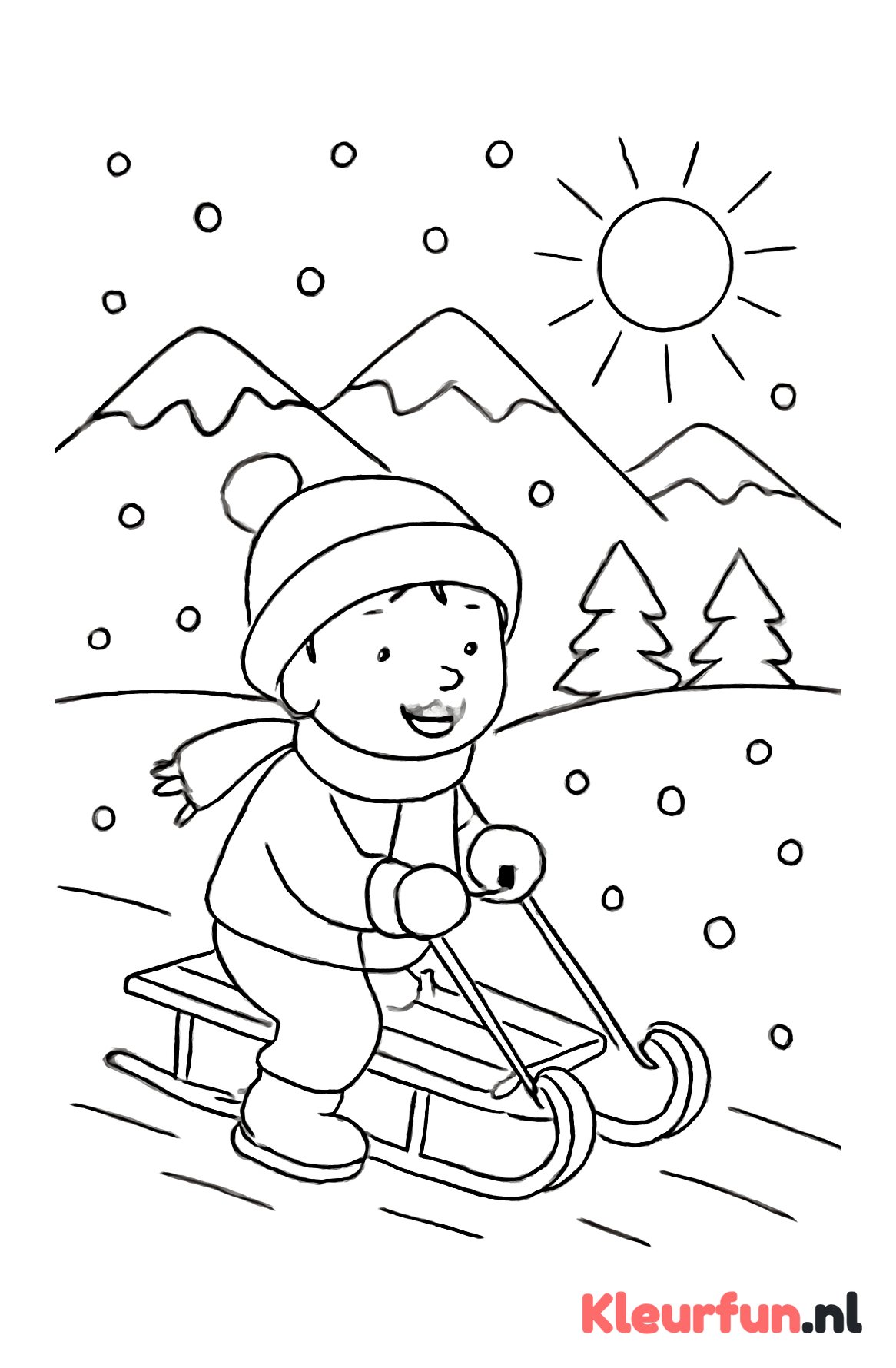 Kind speelt met slee in de sneeuw