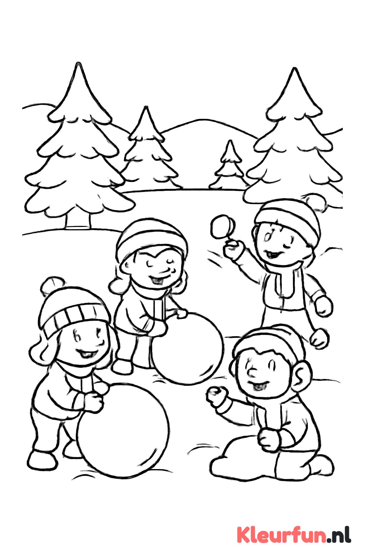 Kinderen spelen met sneeuwballen