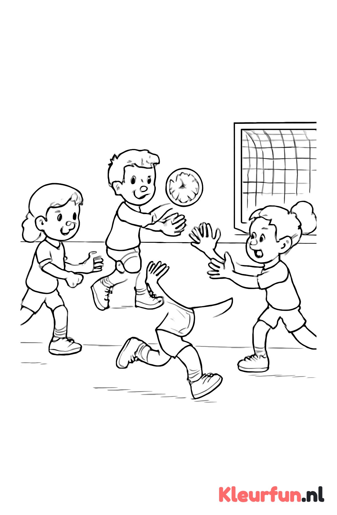 Kinderen spelen handbal op het veld