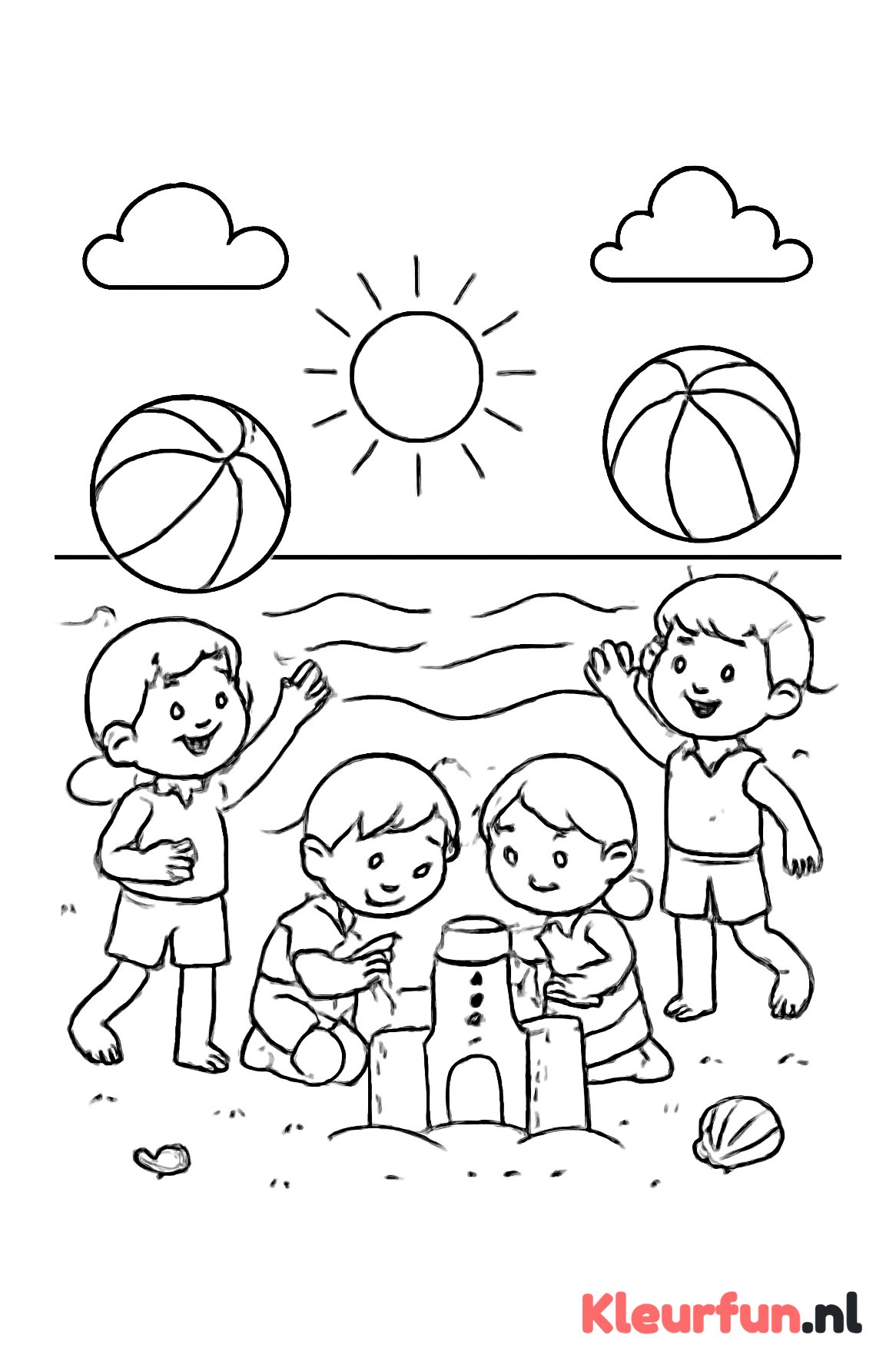 Kinderen spelen op het strand met zandkasteel