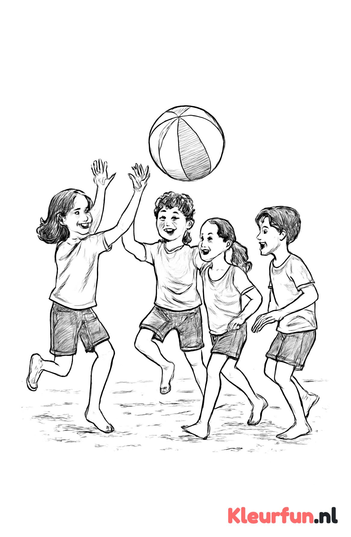 Kinderen spelen met strandbal op het strand