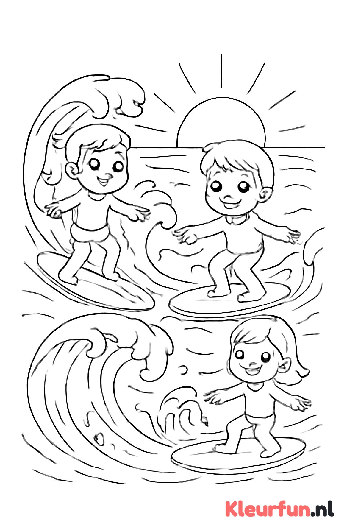 Kinderen surfen op golven bij zonsondergang